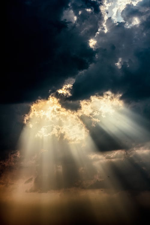 Cielo con rayos de sol y nubes. | Foto: Pexels
