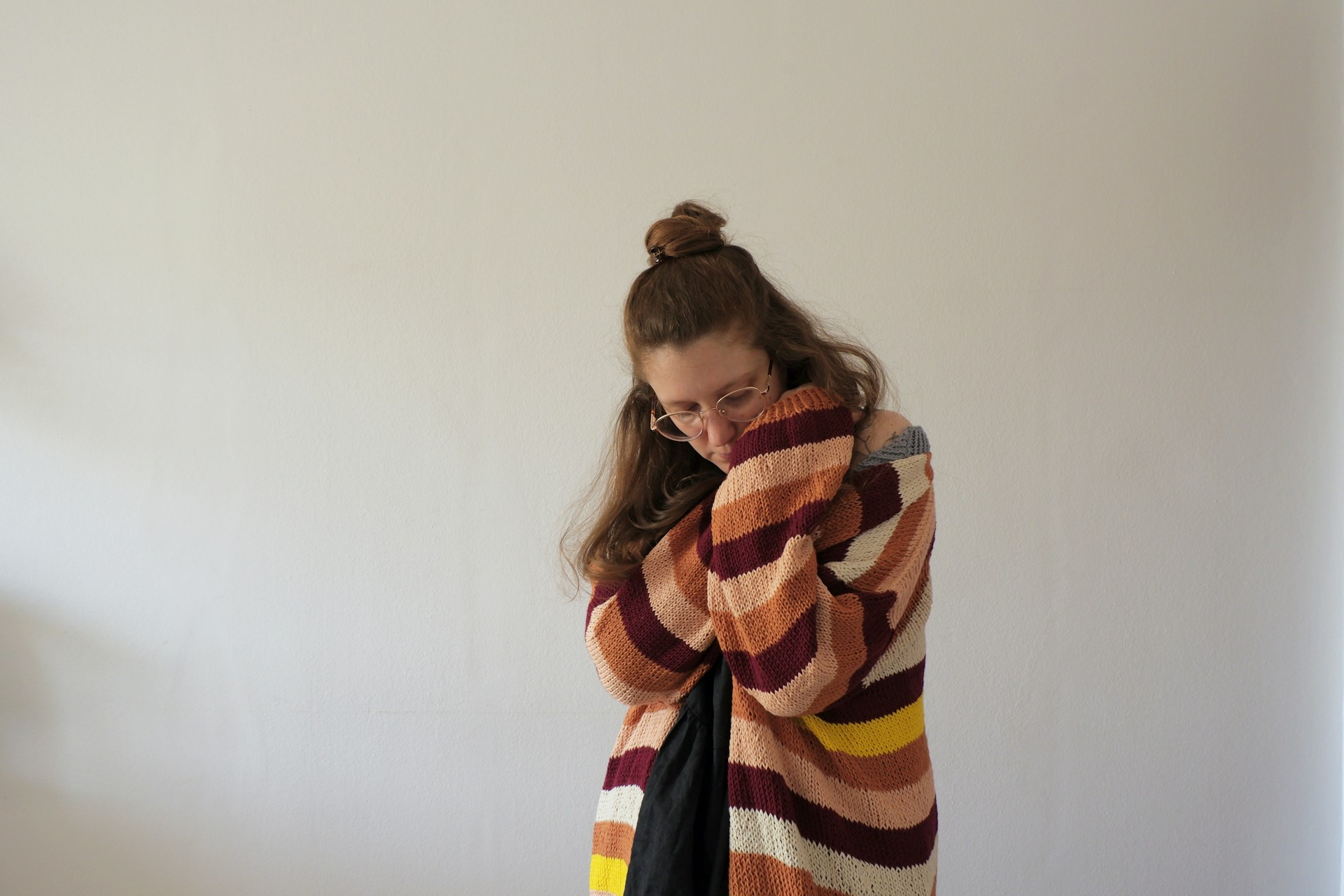Una mujer triste abrazándose a sí misma | Fuente: Unsplash