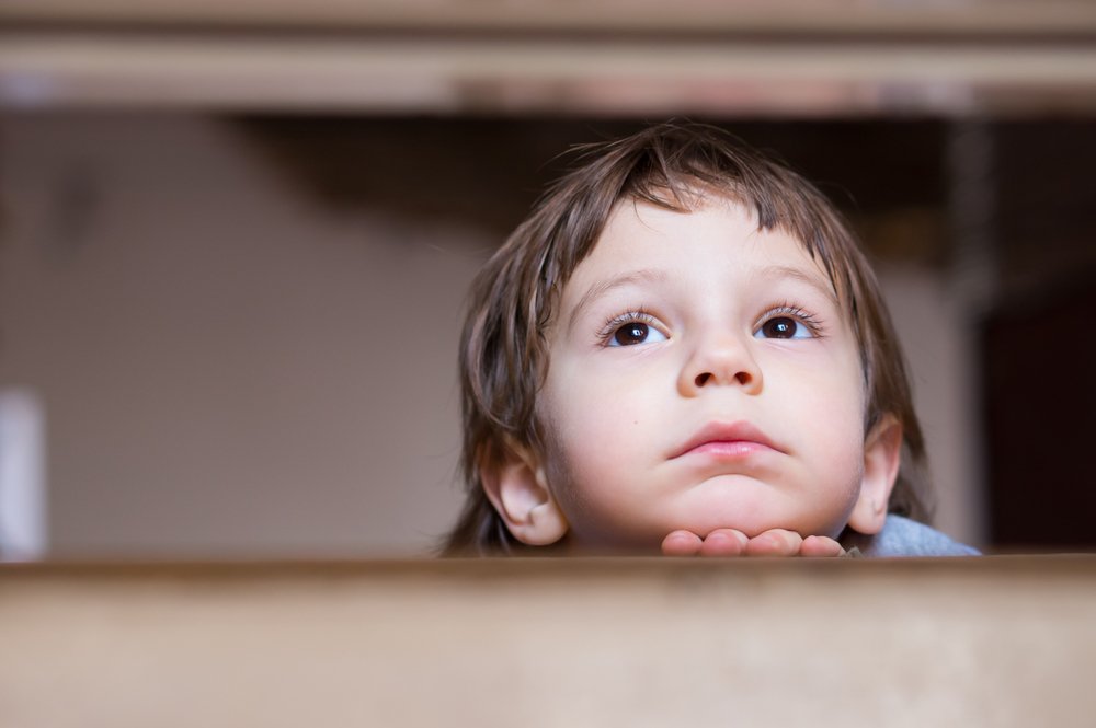Niño con la mirada perdita. | Foto: Shutterstock