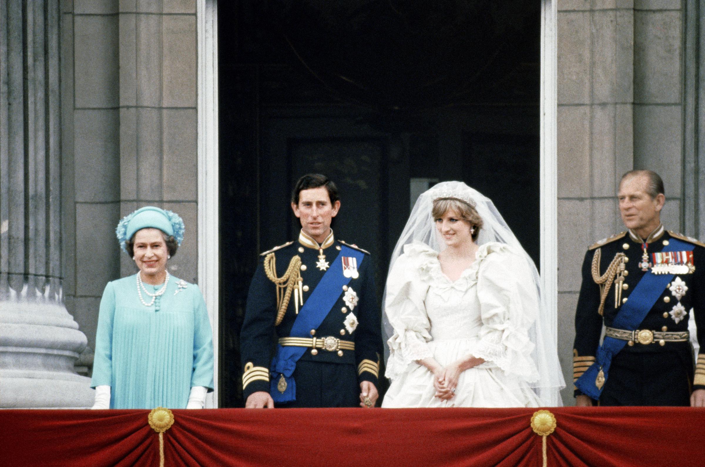 La reina Elizabeth II, el príncipe Charles, lady Diana Spencer y el príncipe Philip en el balcón del Palacio de Buckingham el 29 de julio de 1981, en Londres, Inglaterra. | Fuente: Getty Images