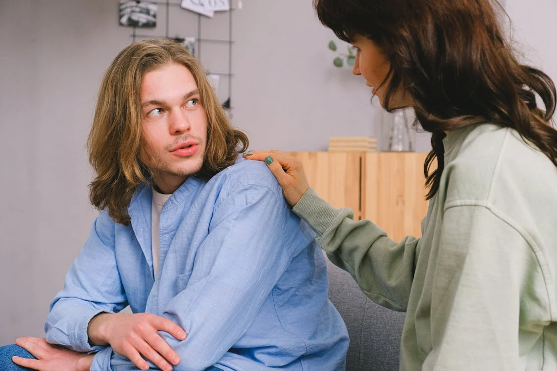 Un hombre con cara de sorpresa hablando con su esposa | Fuente: Pexels