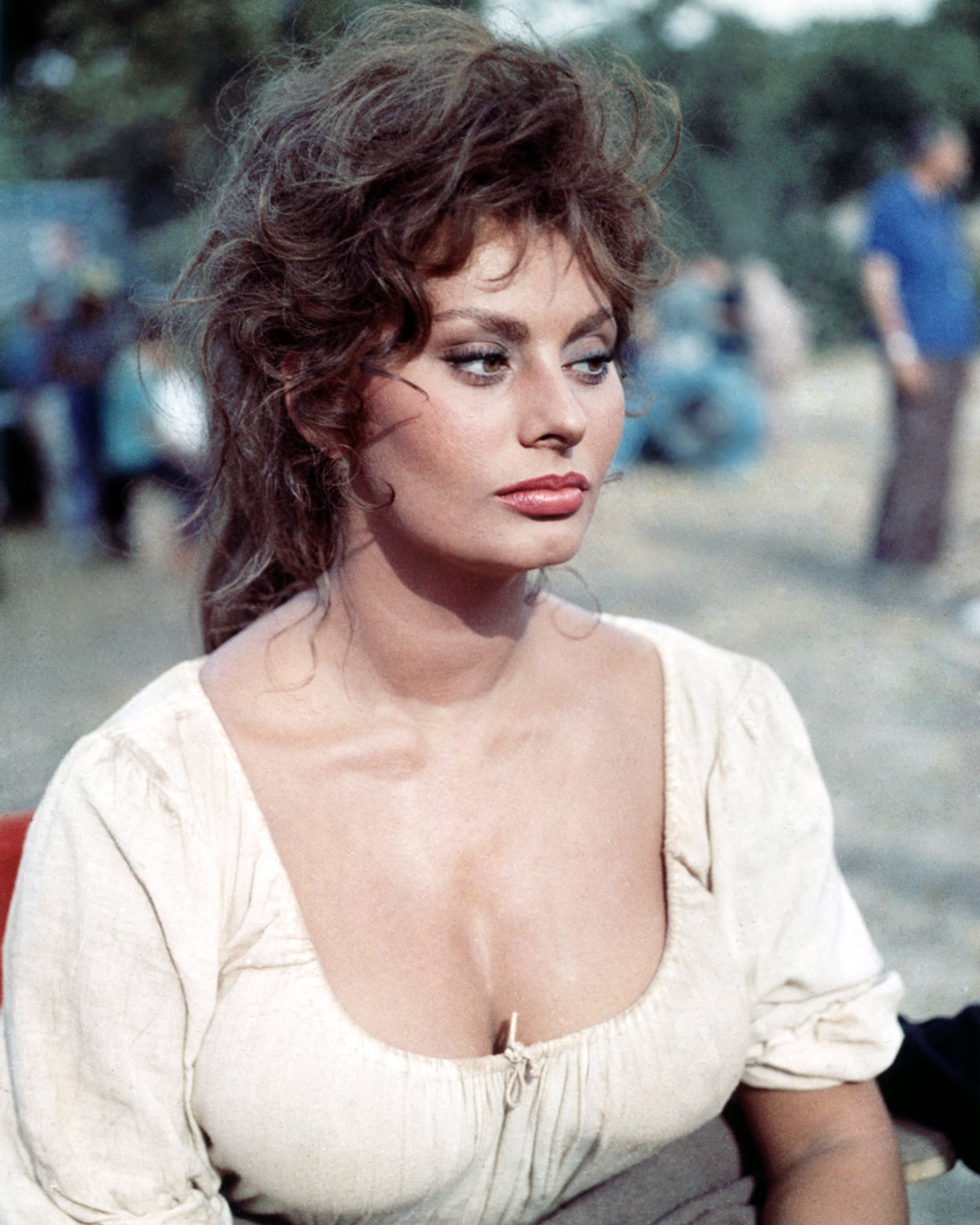Sophia Loren, actriz italiana, vistiendo una blusa blanca con escote redondo, con traje de campesina en un set de filmación, alrededor de 1955.