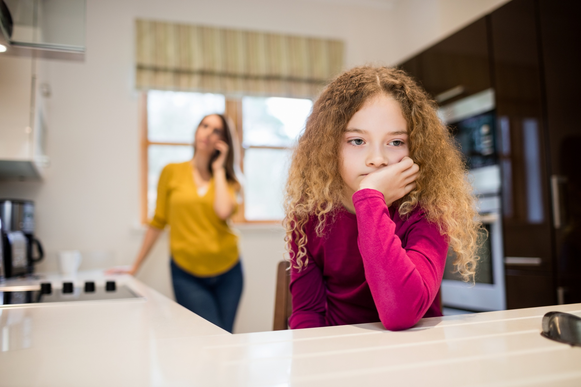 Una madre ignorando a su hija. | Foto: Freepik