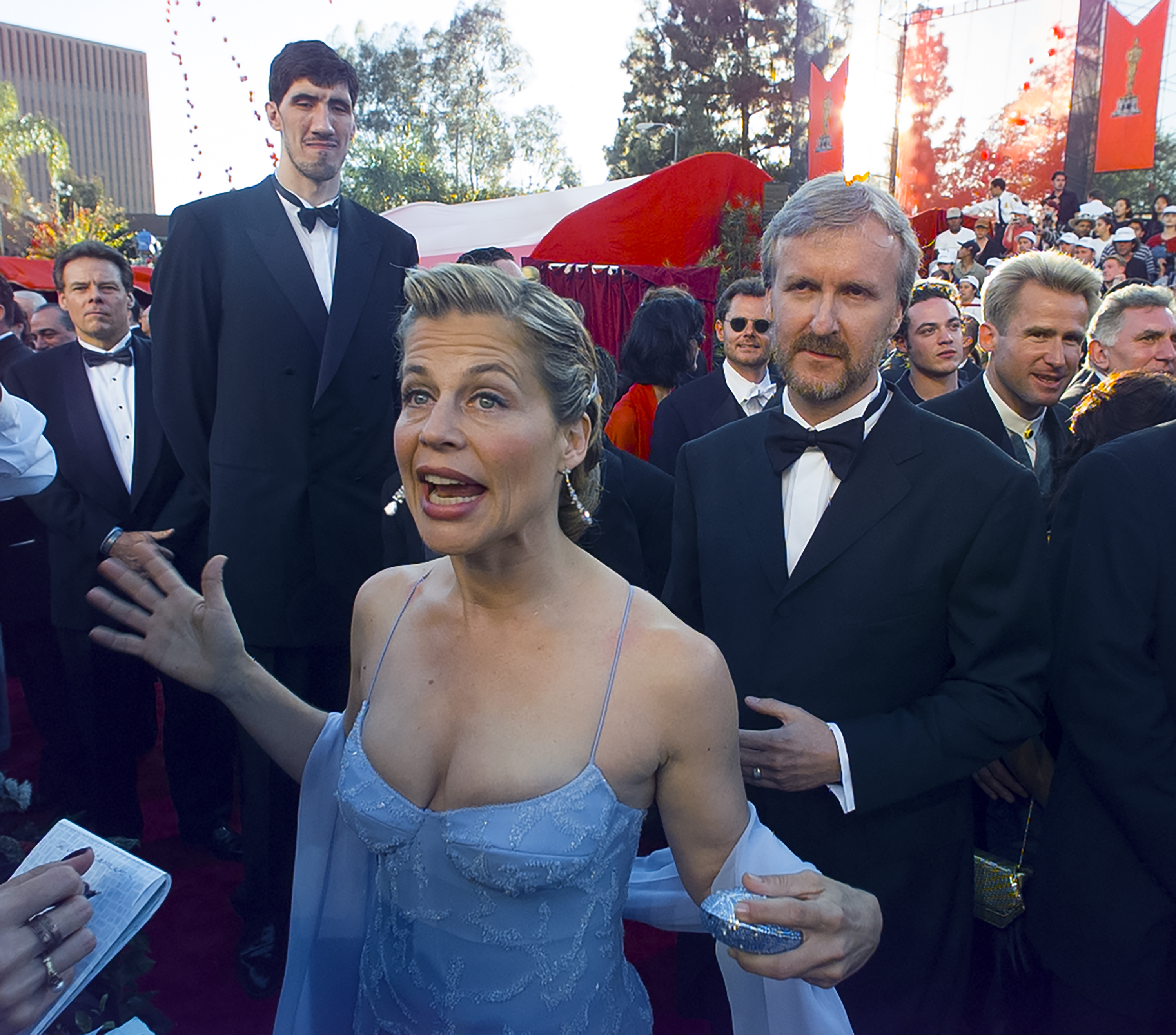 Linda Hamilton y James Cameron en los Premios de la Academia el 29 de marzo de 1998, en Los Ángeles, California | Fuente: Getty Images