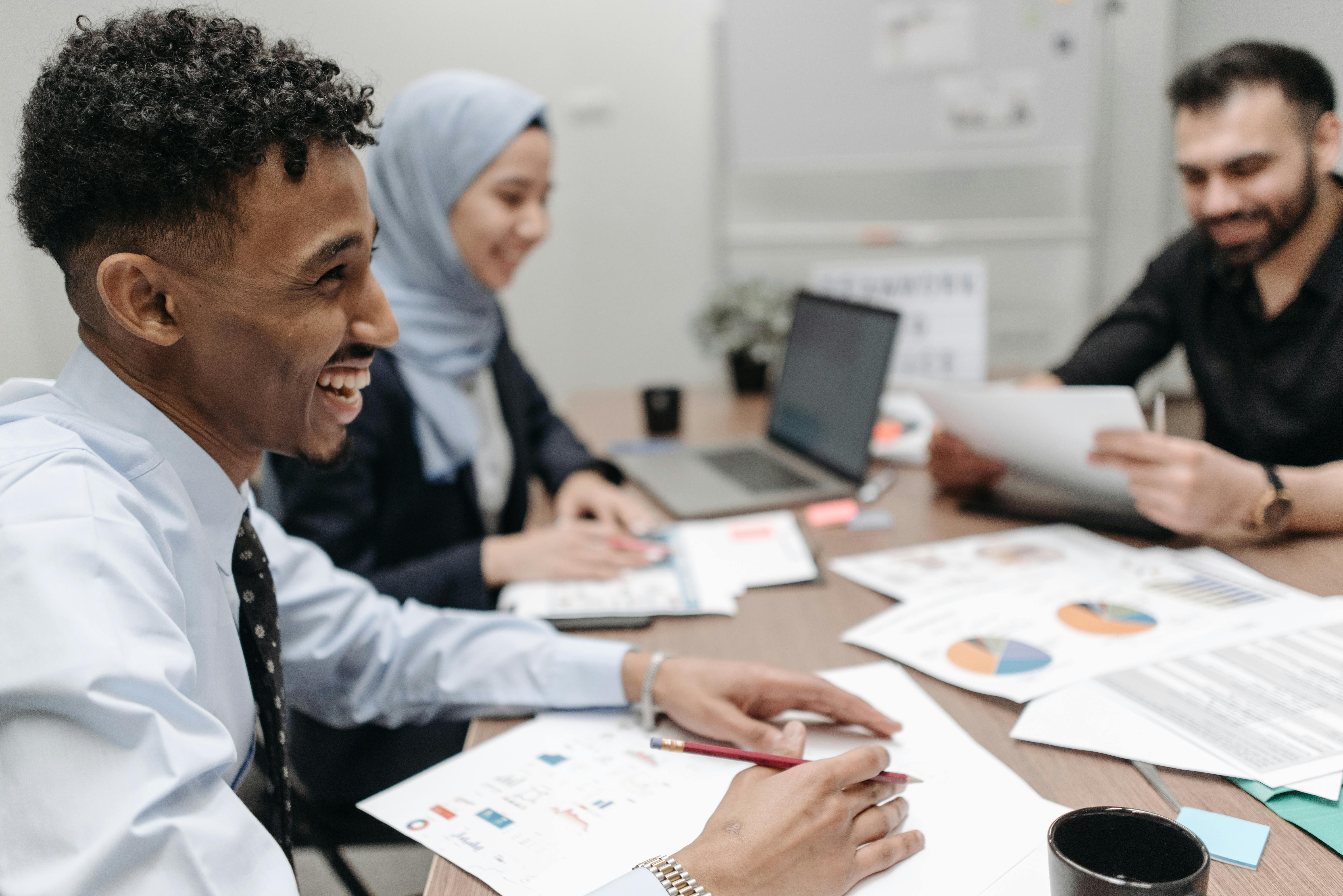 Gente feliz en un lugar de trabajo | Fuente: Pexels