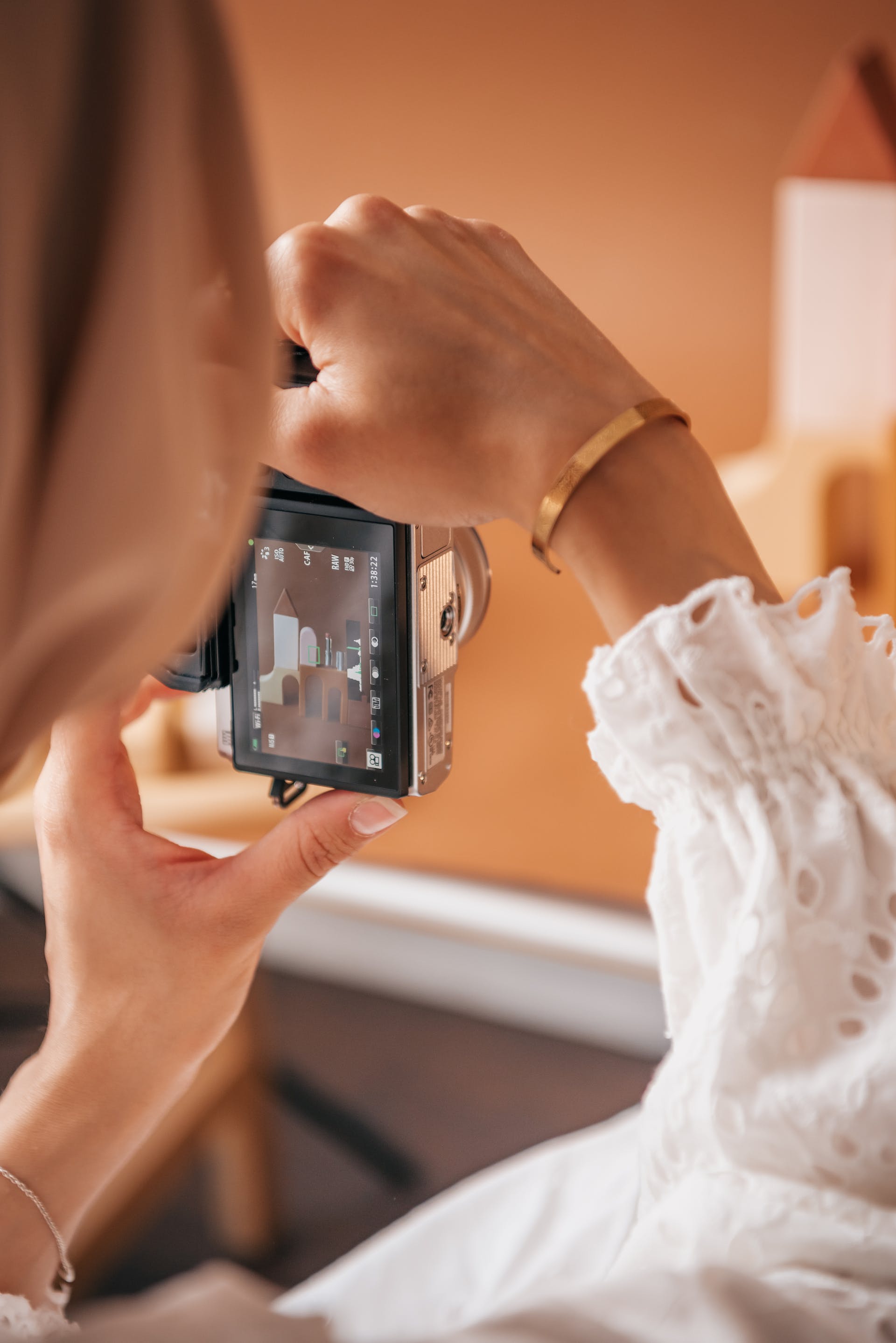 Persona sujetando una cámara | Foto: Pexels
