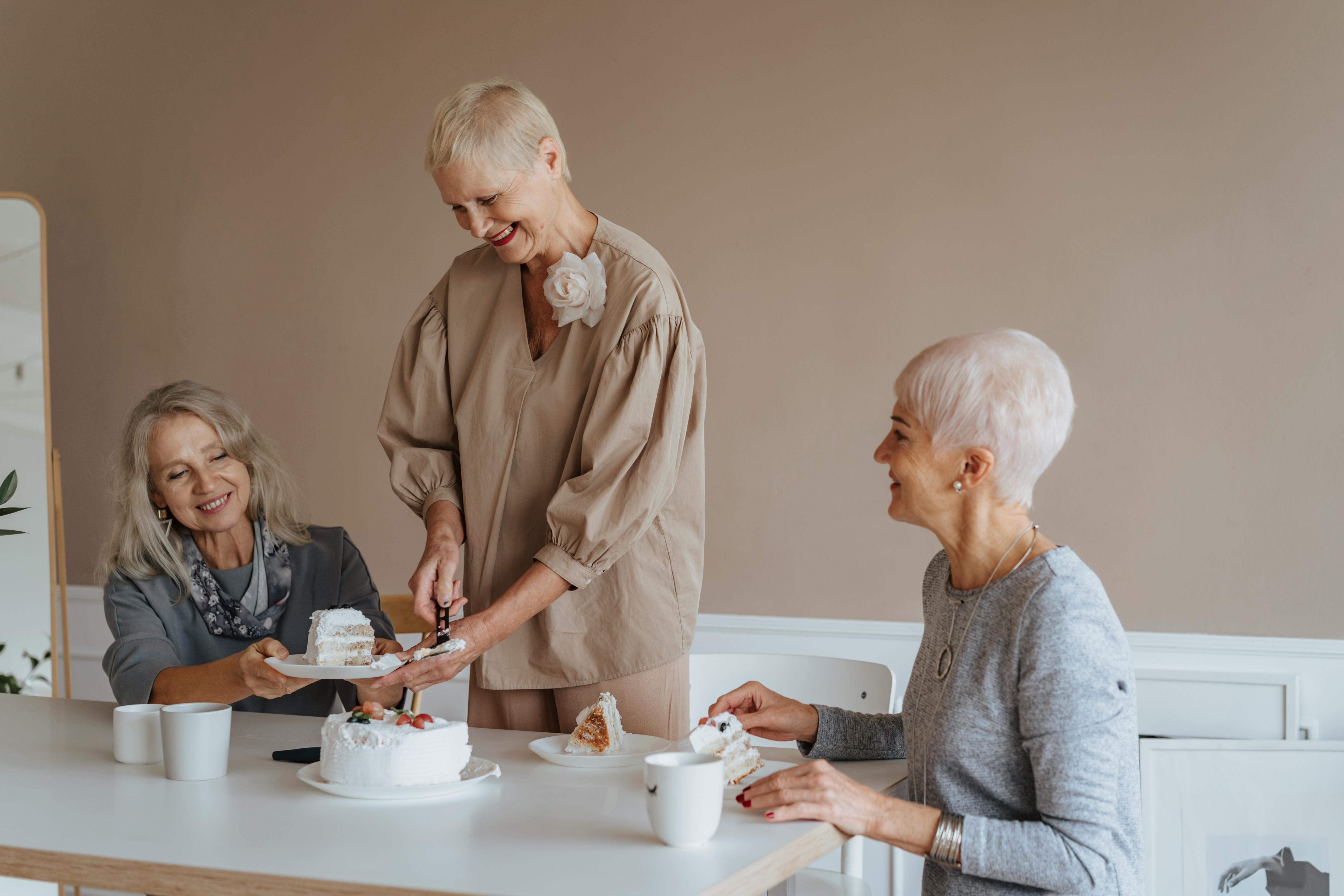 Mujeres mayores disfrutando de pasteles y té | Fuente: Pexels