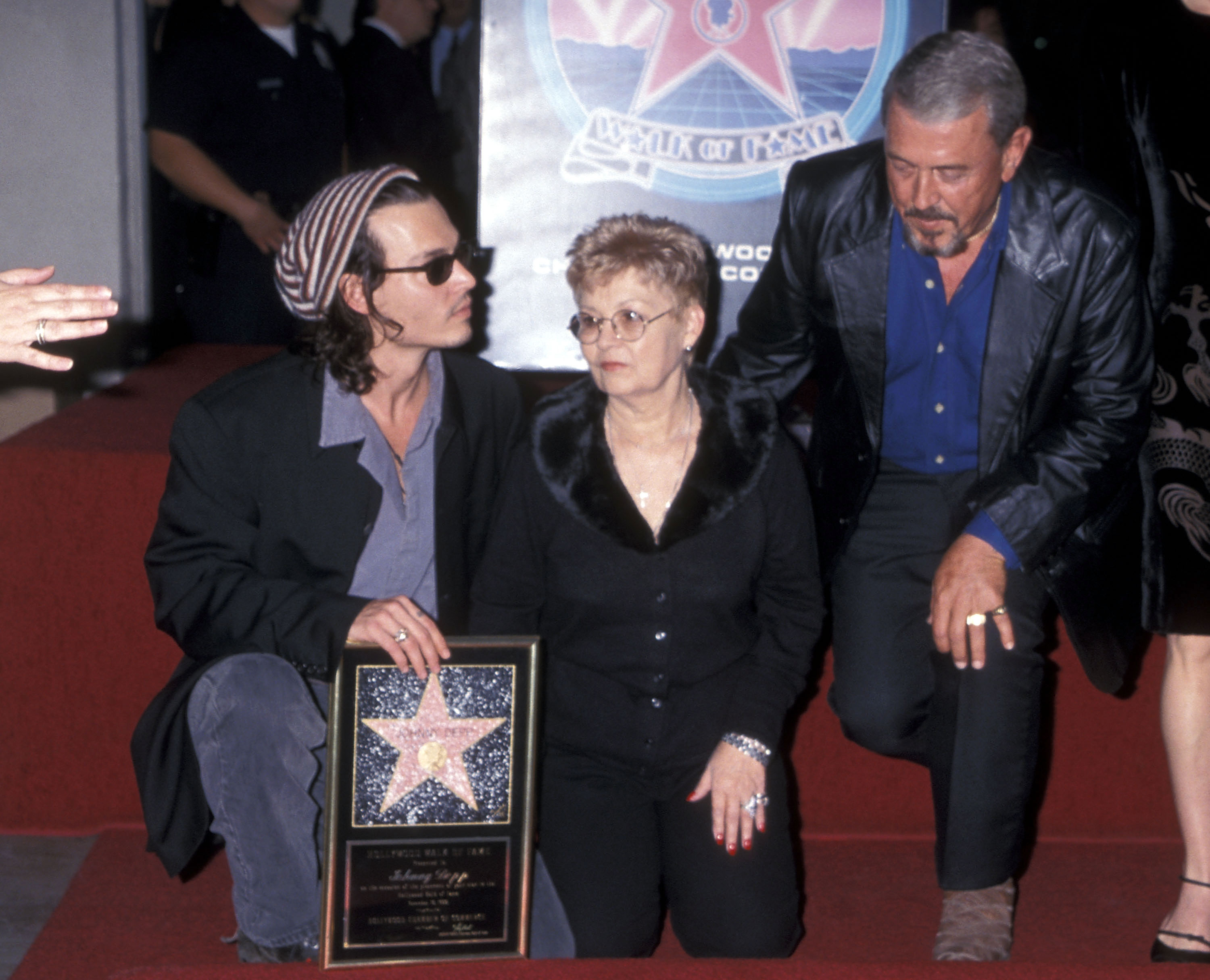 Johnny Depp con su madre Betty Sue Wells y su padre John Depp el 16 de noviembre de 1999 en Hollywood, California | Foto: Getty Images