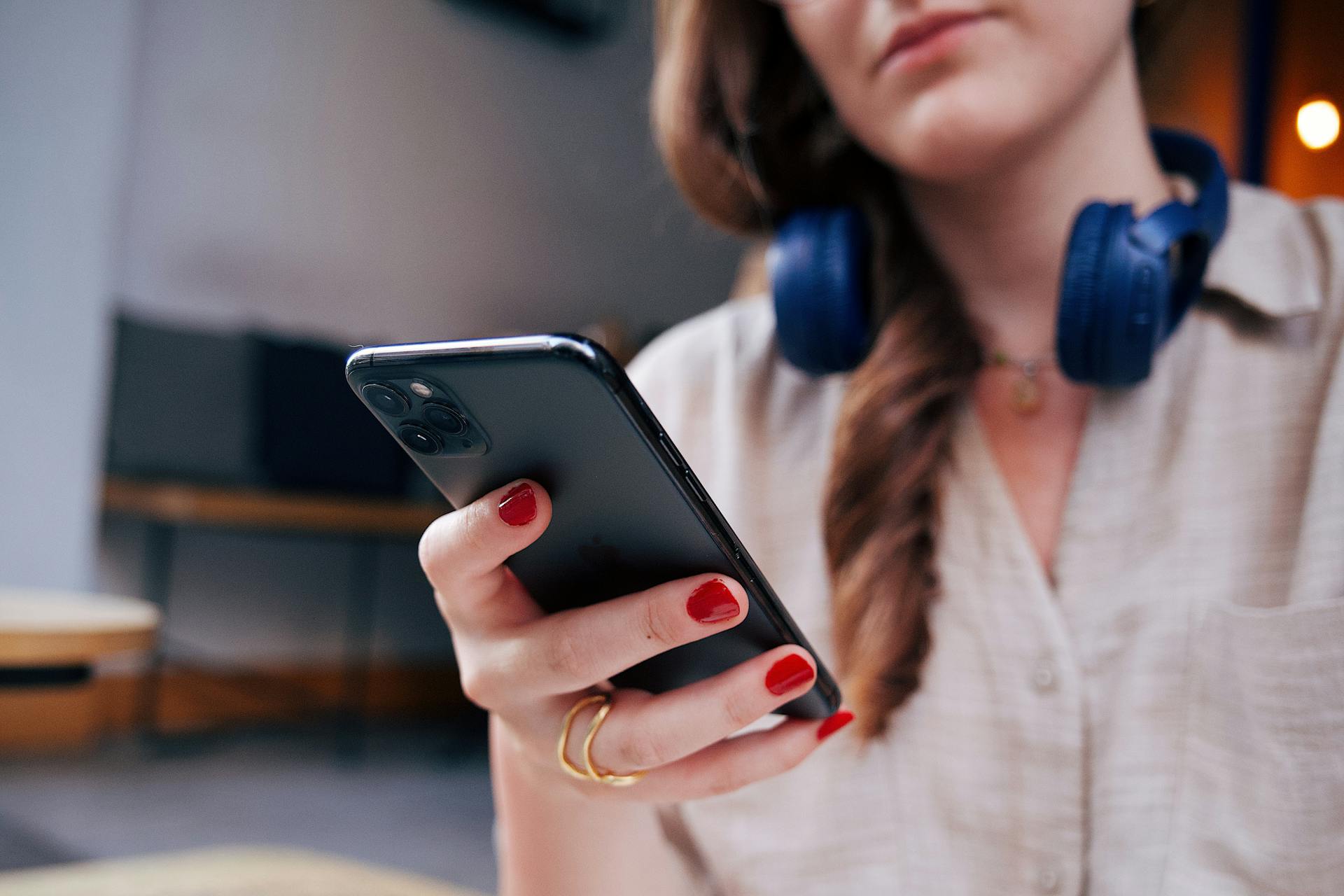 Una mujer sonriente mirando su teléfono | Fuente: Pexels