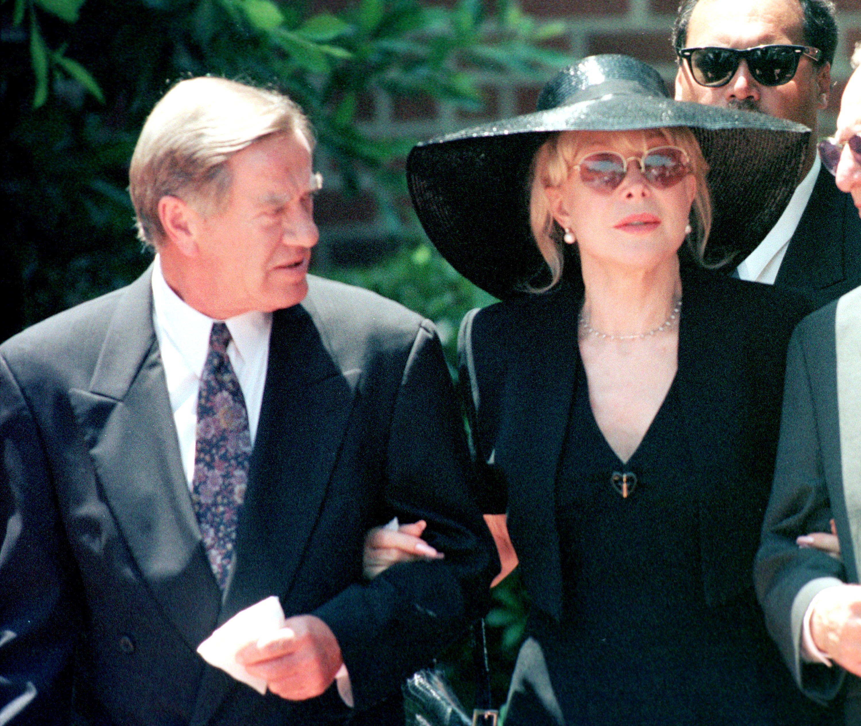 Barbara Eden y Jon Eicholtz, el 2 de julio de 2001 en Los Angeles, C.A. | Foto: Getty Images