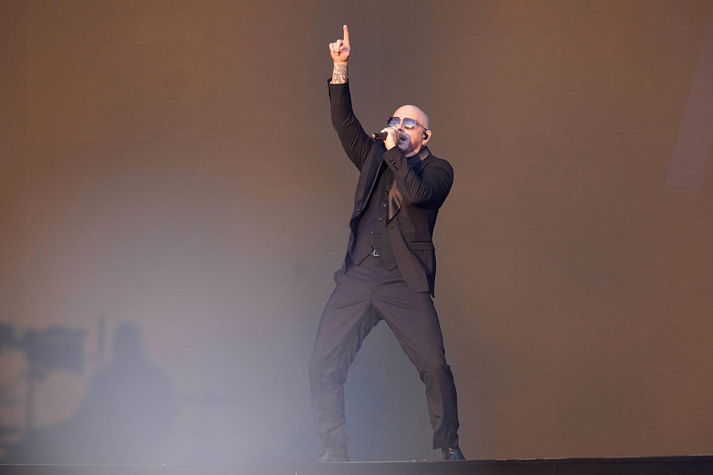 Pitbull actúa en el escenario de BST Hyde Park, en Londres, el 10 de julio de 2026. | Fuente: Getty Images