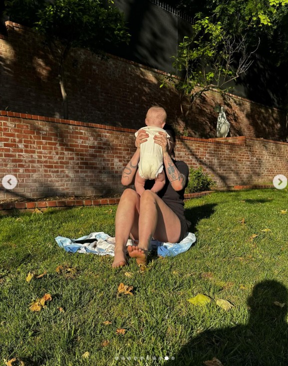 Ireland Baldwin y su hija estrechando lazos al aire libre en un post fechado el 12 de mayo de 2024 | Fuente: Instagram/irelandlandireland