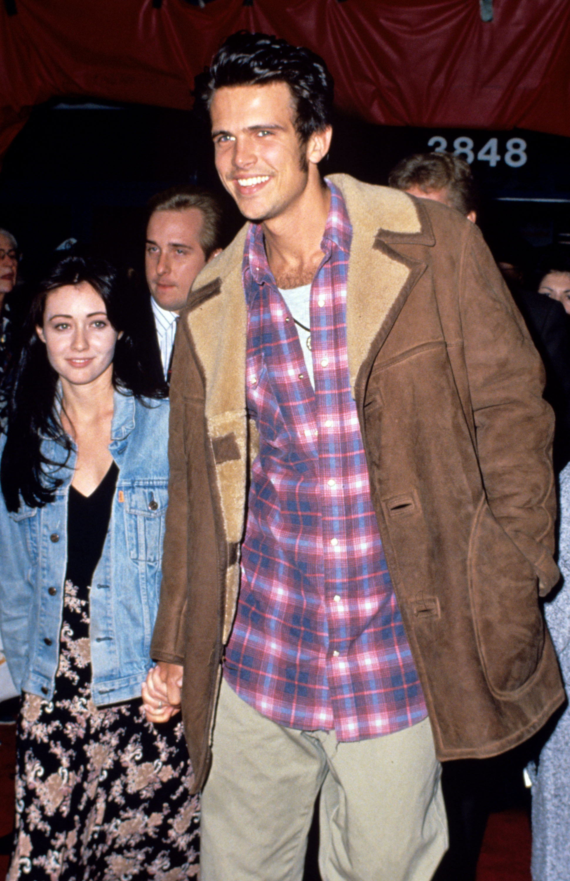 Shannen Doherty y Ashley Hamilton en la proyección Universal de "Beethoven's 2nd", el 11 de diciembre de 1993. | Fuente: Getty Images