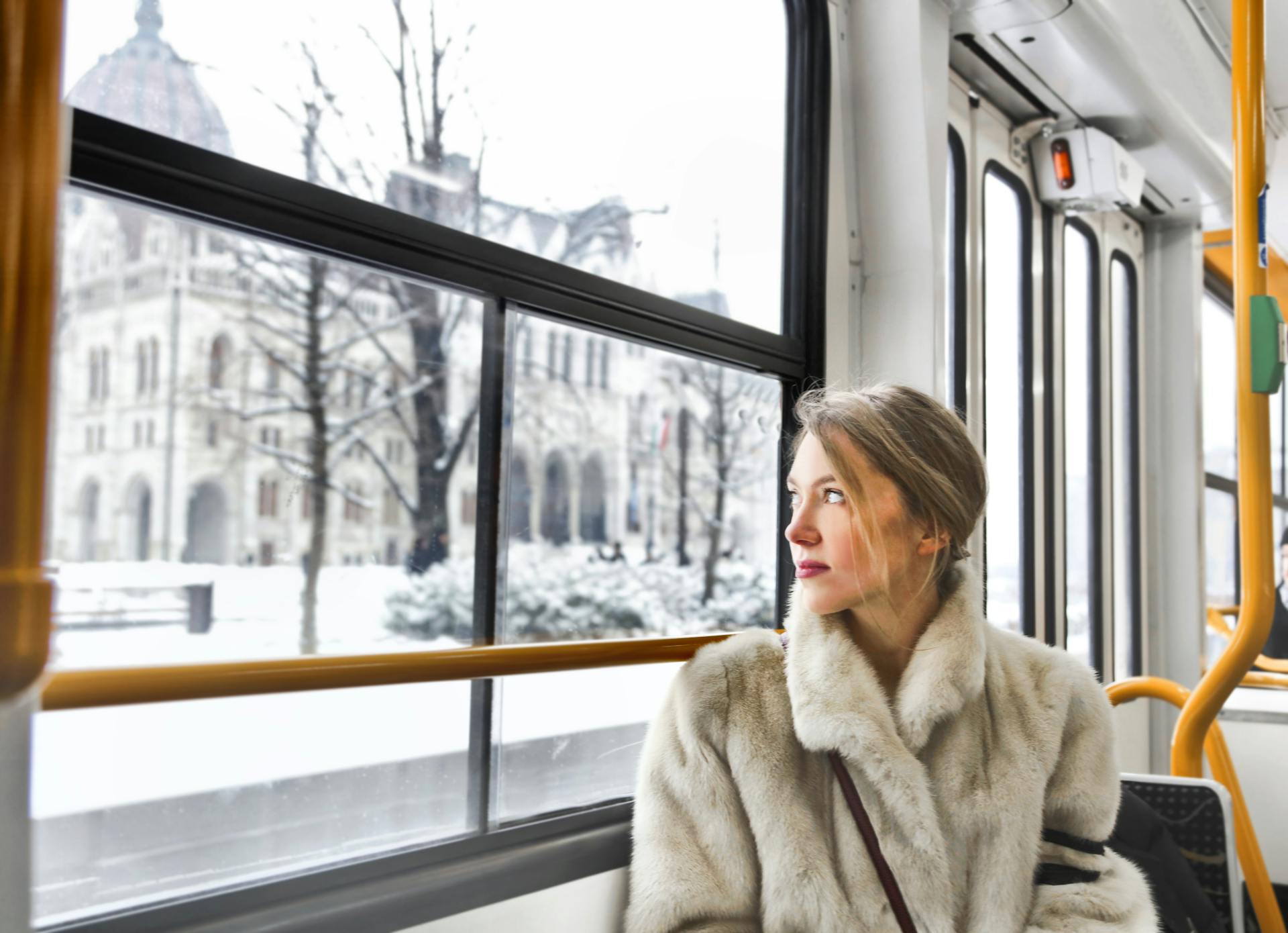 Una mujer viajando en un autobús de cercanías | Foto: Pexels