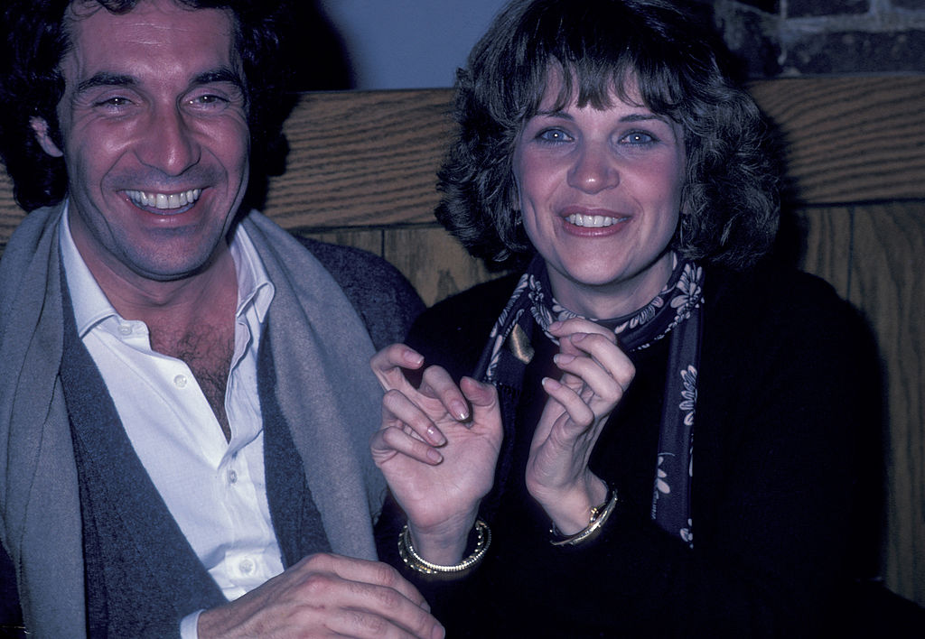 Bill Hudson y Cindy Williams en la fiesta de presentación de "Hysterical" el 1 de febrero de 1982, en Culver City, California | Fuente: Getty Images