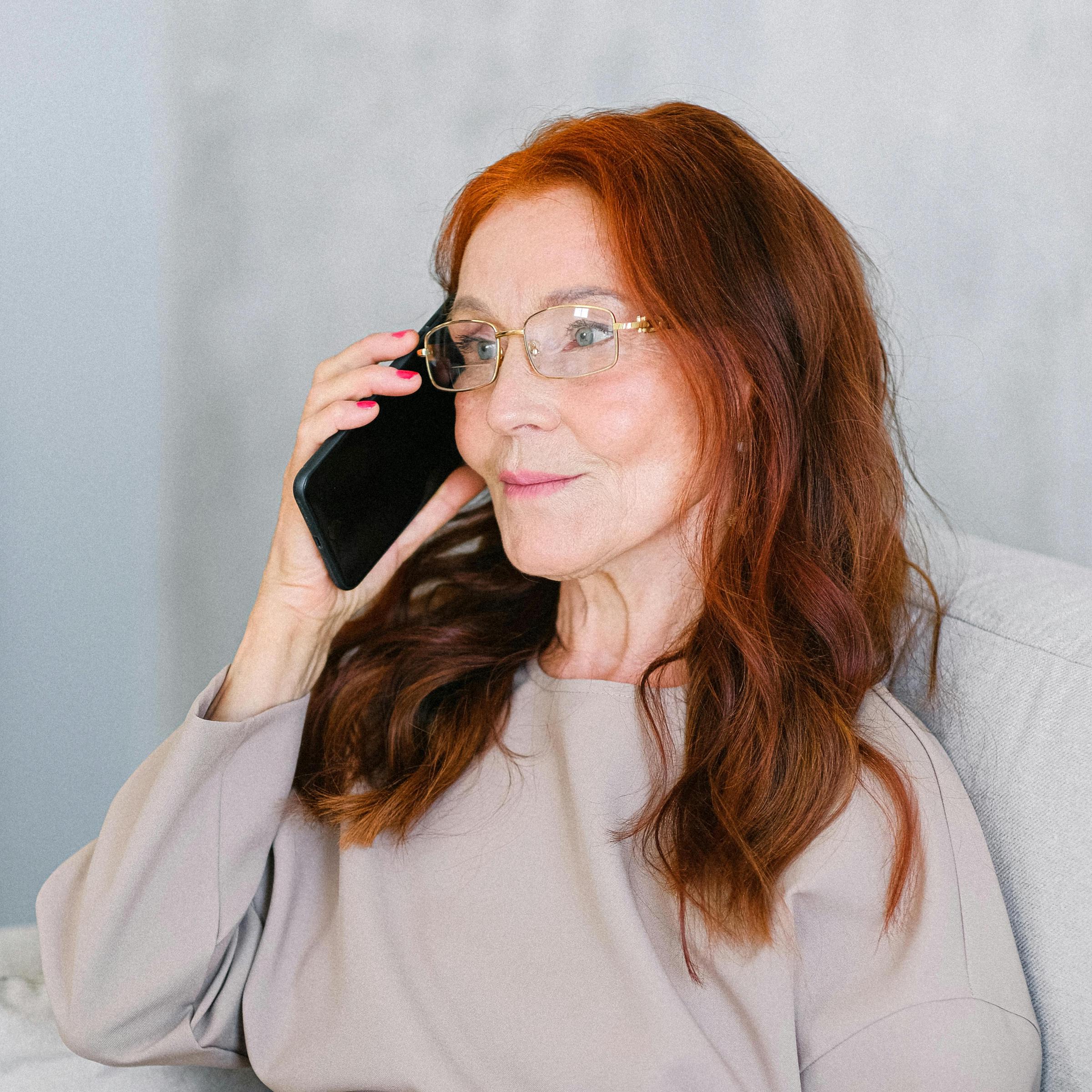 Una anciana haciendo una llamada telefónica | Fuente: Pexels