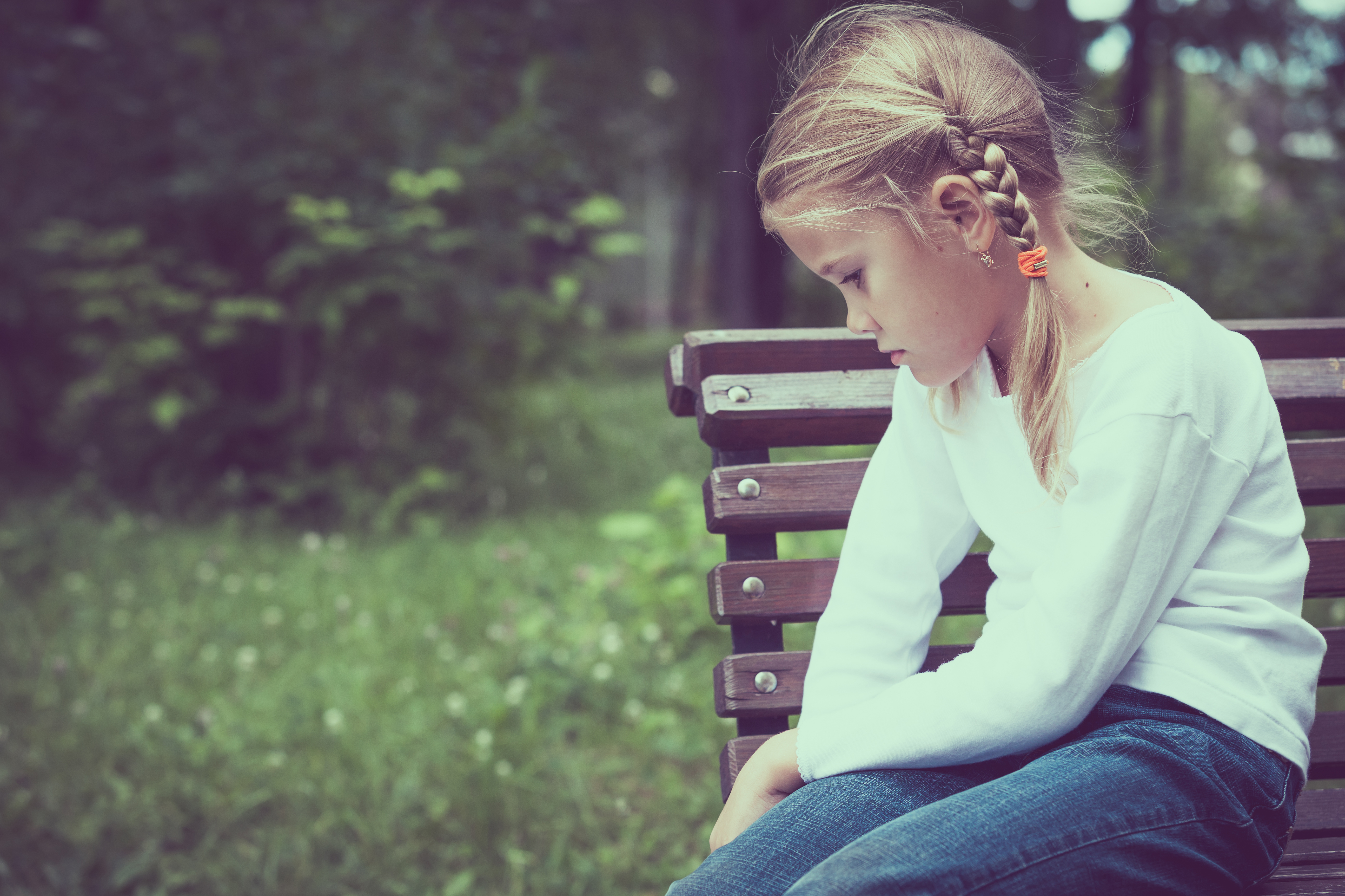 Una niña sentada en un banco | Foto: Shutterstock