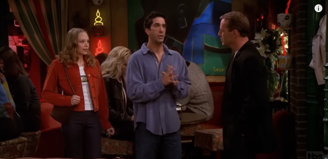 Alexandra Holden como Elizabeth Stevens, David Schwimmer como Ross Geller, y Bruce Willis como Paul Stevens en un episodio de "Friends" subido a YouTube el 4 de mayo de 2022 | Fuente: YouTube/TBS