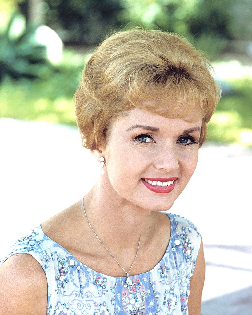 Retrato de la actriz estadounidense Debbie Reynolds con una blusa sin mangas estampada en azul y blanco, alrededor de 1970. | Foto: Getty Images