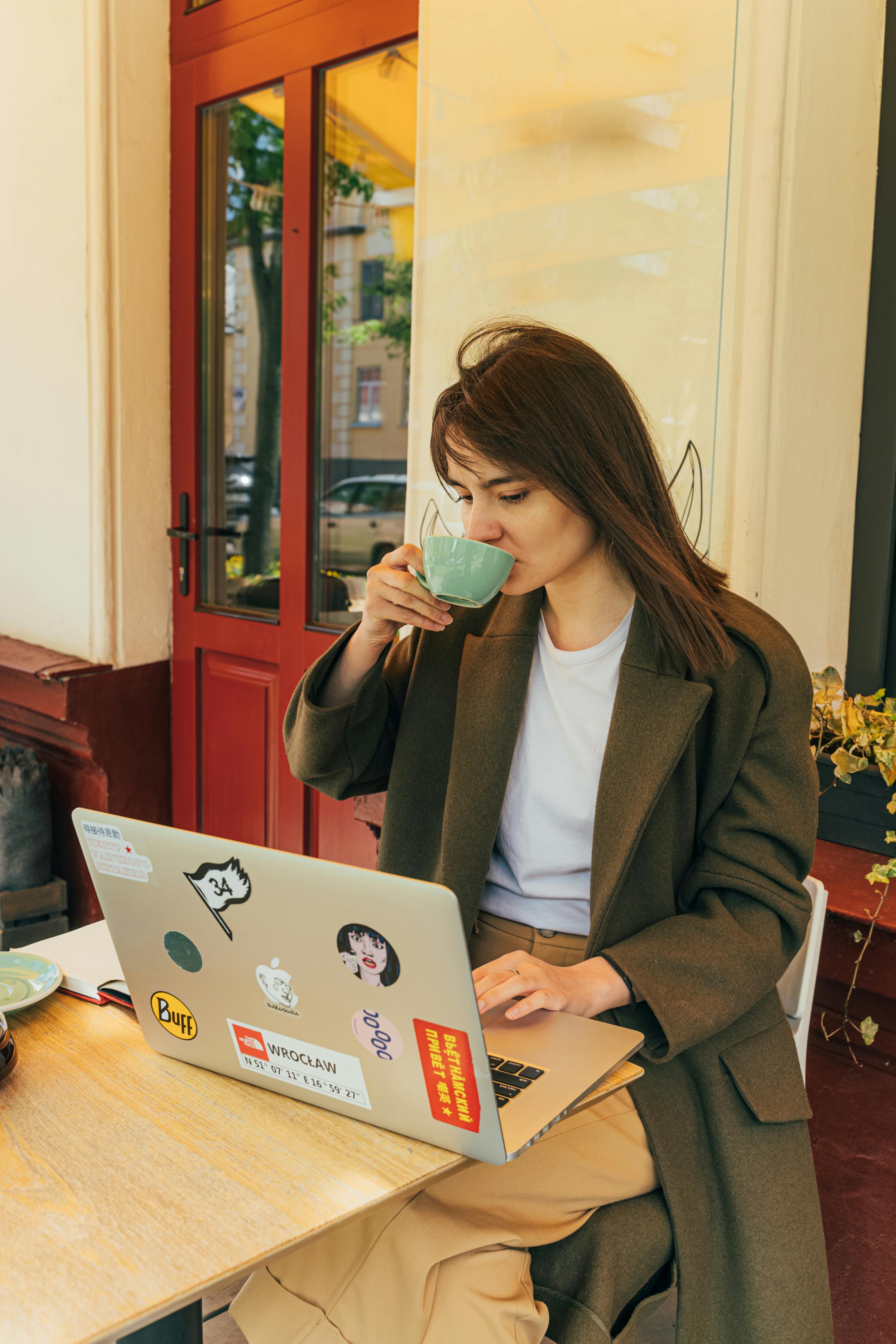 Una mujer tomando café | Fuente: Pexels