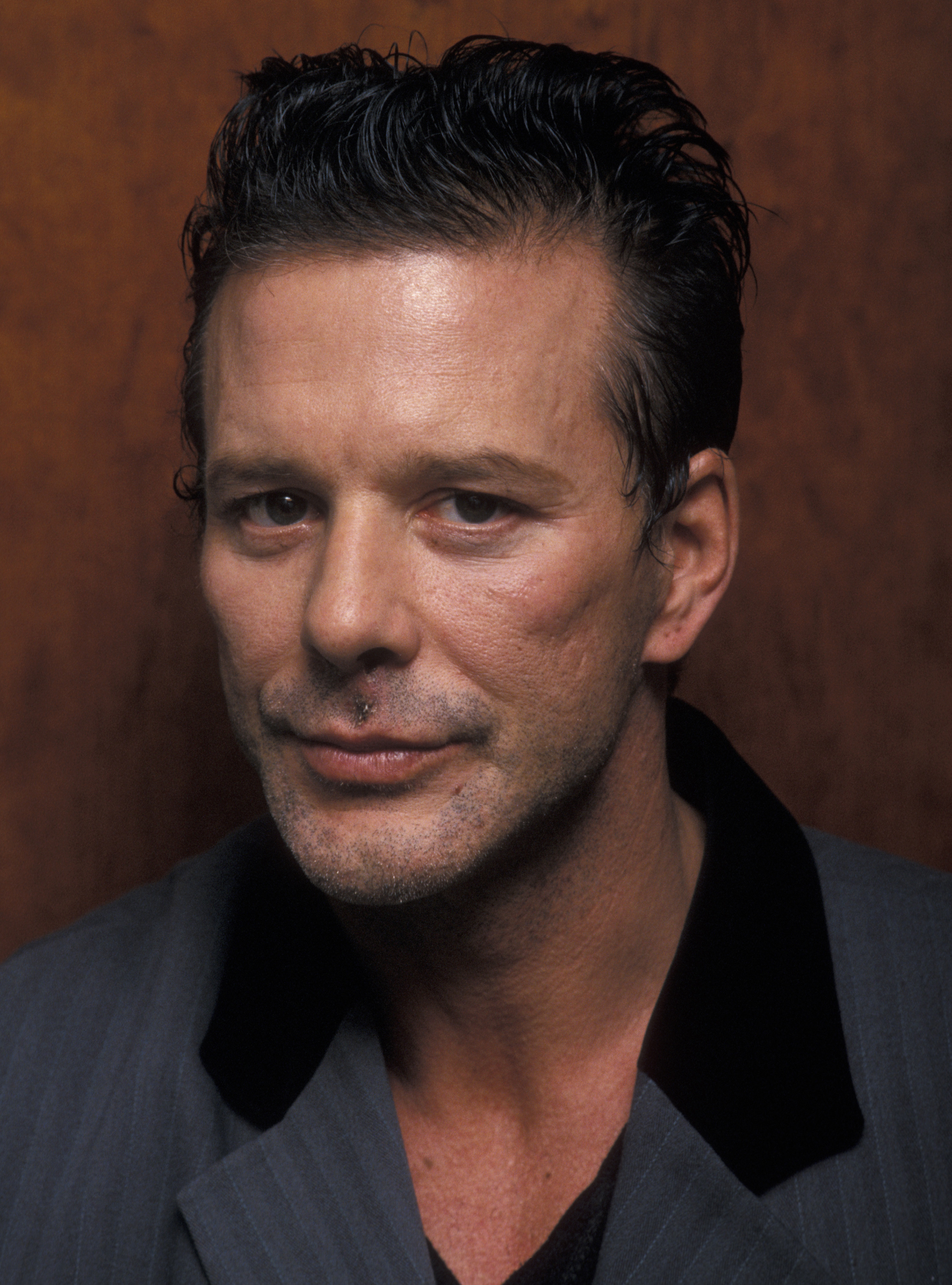 Mickey Rourke en la "Subasta benéfica para el proyecto Intercambios Culturales de El Salvador", celebrada en Christie's el 12 de noviembre de 1994 en Nueva York. | Fuente: Getty Images