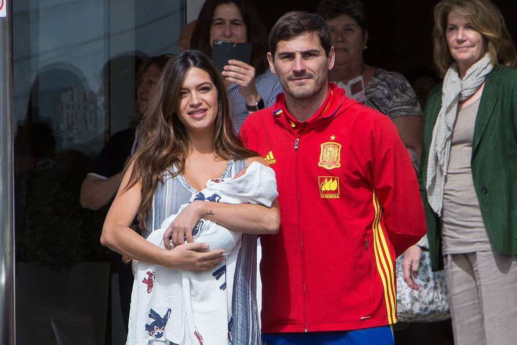 Sara Carbonero e Iker Casillas con su segundo hijo, junio 2016. | Foto: Getty Images