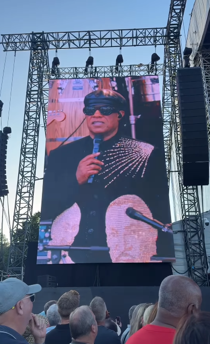 Stevie Wonder visto en la pantalla de un concierto hablando de los rumores sobre su vista durante la parada de su gira en Cardiff, Gales, el 10 de julio de 2025 | Fuente: Instagram/cardifflife.wales