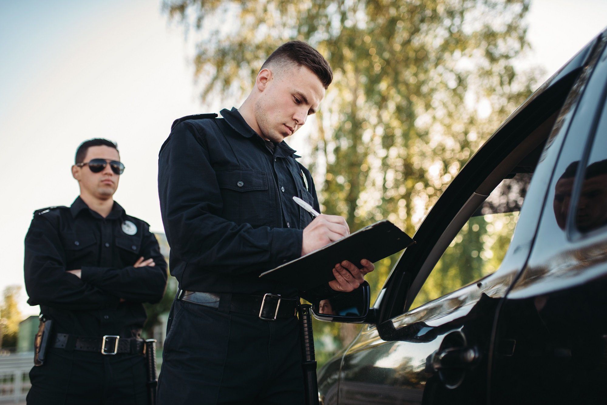 Oficiales de policía emitiendo multa. | Foto: Shutterstock