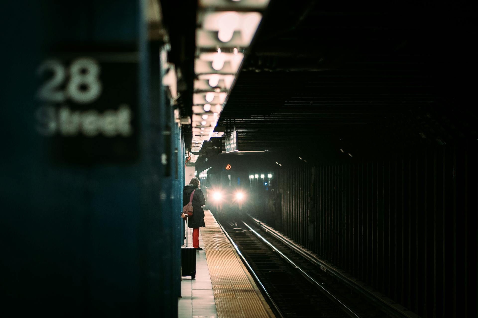 Una mujer esperando el tren del metro | Fuente: Pexels