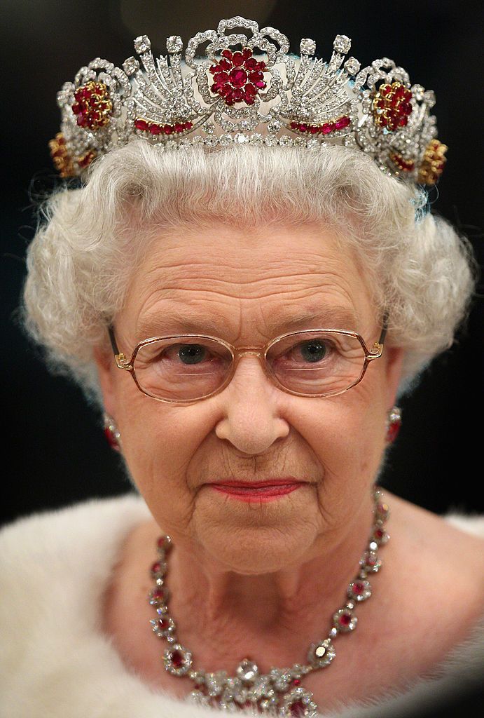 La reina Elizabeth II asiste en el castillo de Brdo el 21 de octubre de 2008 en Ljubljana, Eslovenia. | Foto: Getty Images