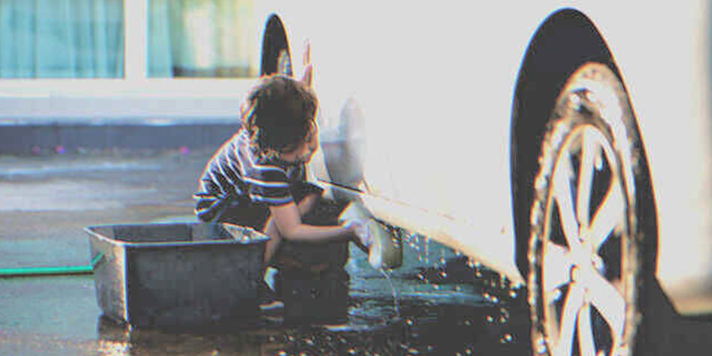 Un niño lavando un auto | Foto: Shutterstock