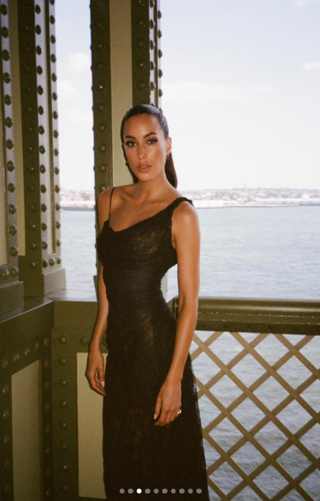 De Ramon nos dejó ver más de cerca el vestido negro de encaje que se puso para la boda de Taylor Swift y Travis Kelce, con su corte ceñido y su escote asimétrico, que se aprecian en una foto tomada a orillas del mar. Llevaba el pelo recogido en una elegante coleta, lo que completaba su look para la ceremonia. | Fuente: Instagram/lauriezanoletti