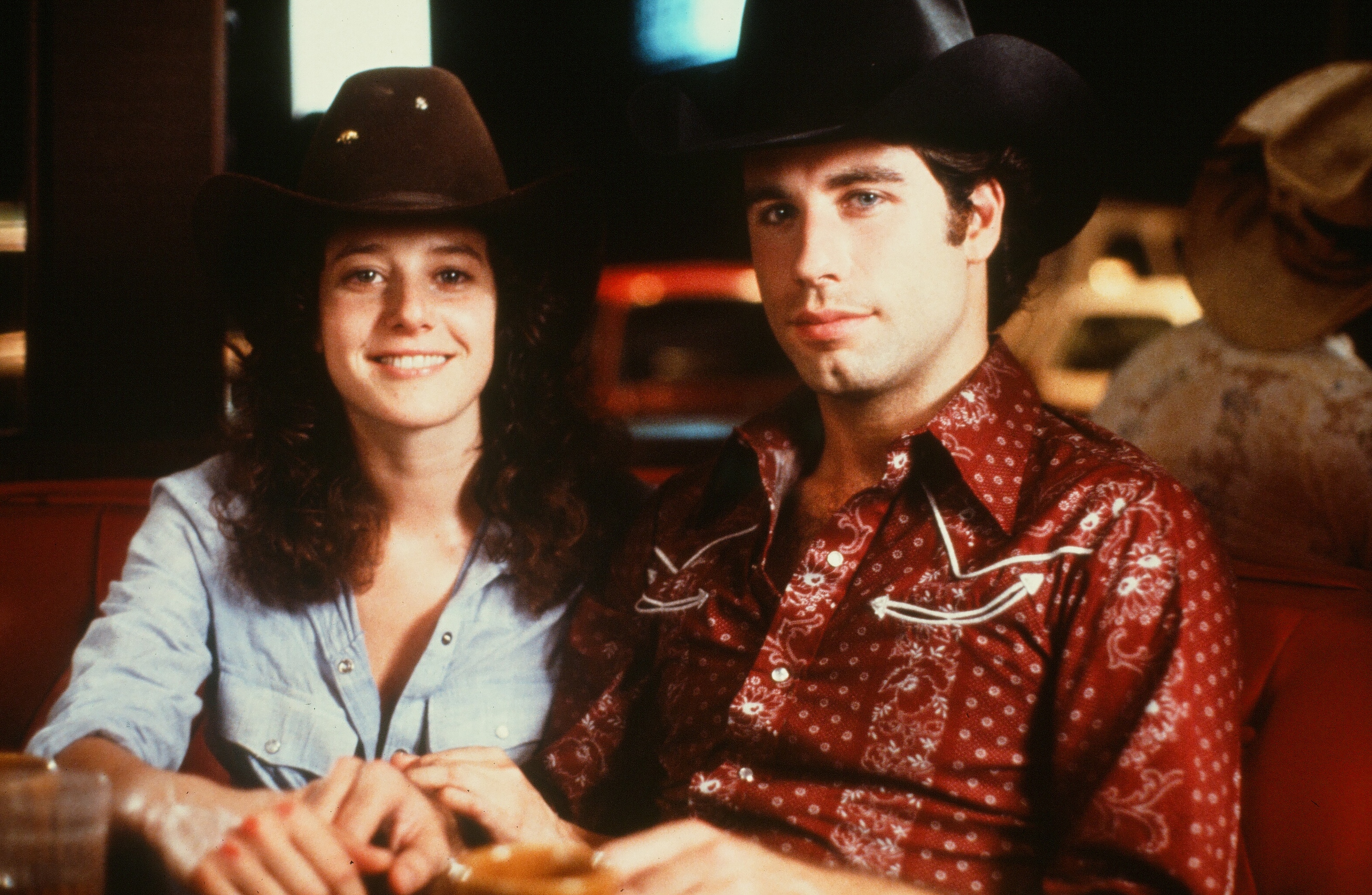 Debra Winger y John Travolta en el plató de "Urban Cowboy", en 1980. | Fuente: Getty Images
