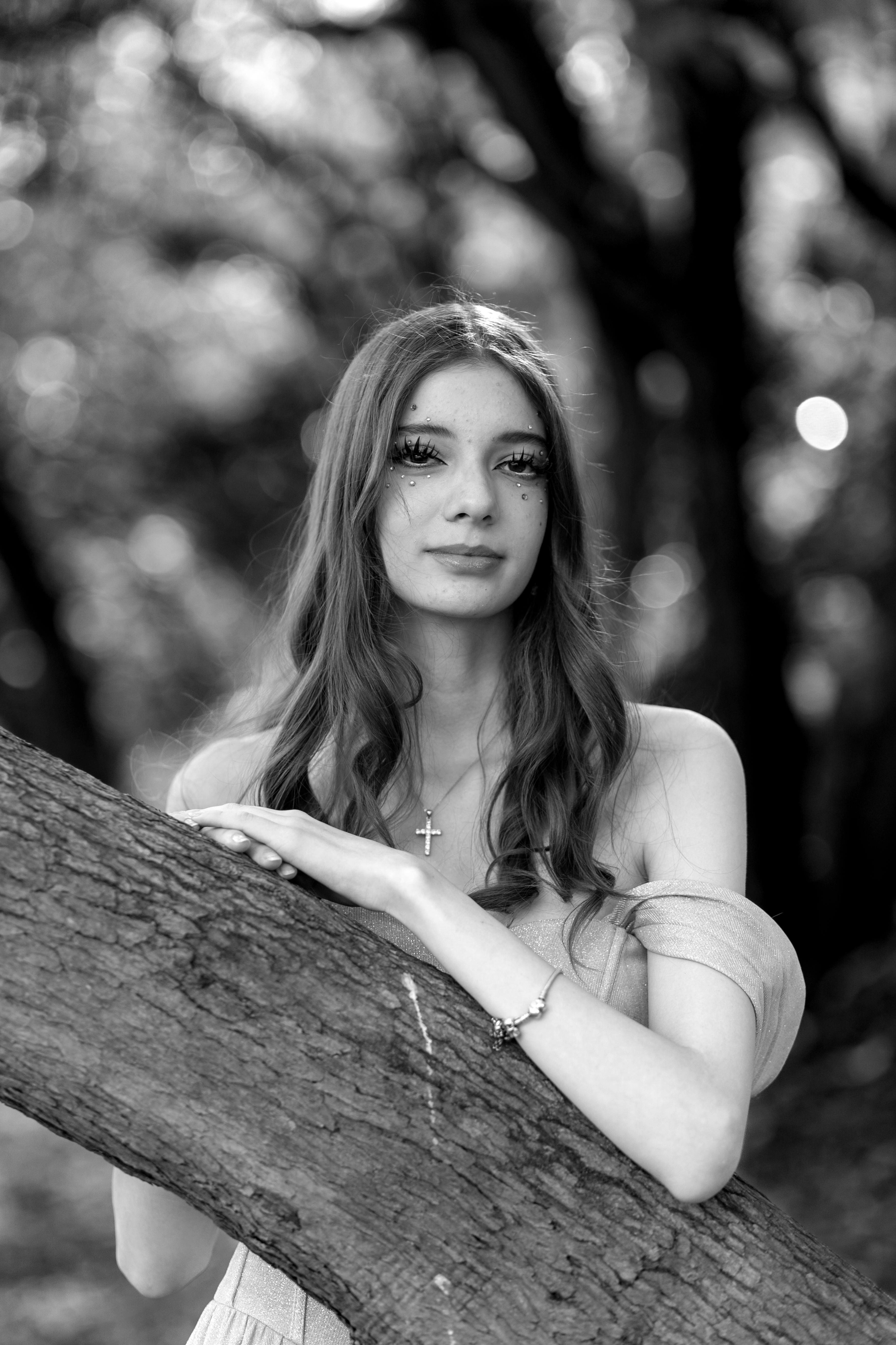 Una mujer posando junto a un árbol en un parque | Fuente: Pexels