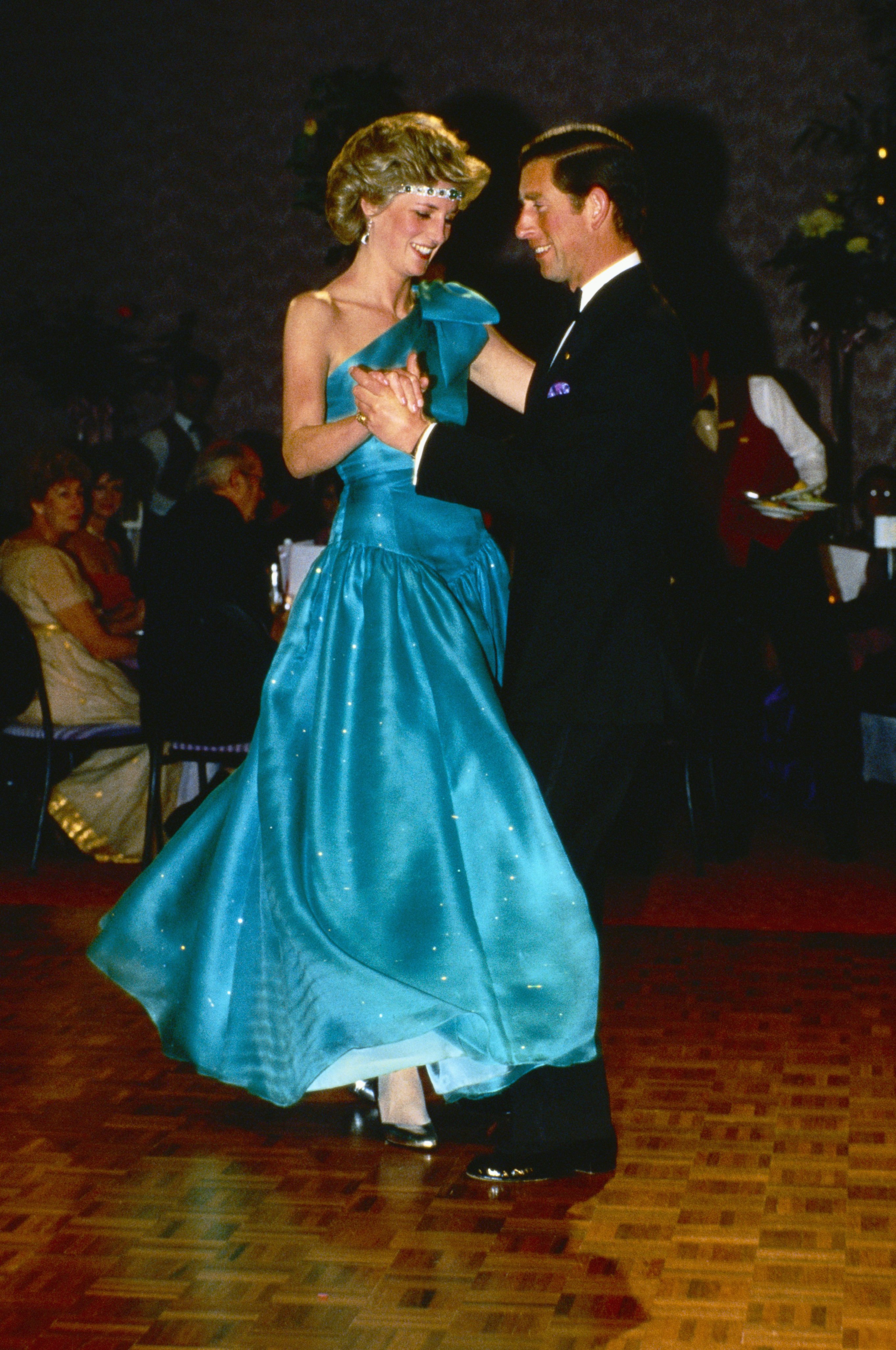 La princesa Diana y el príncipe Charles bailando en un evento formal. | Foto: Getty Images