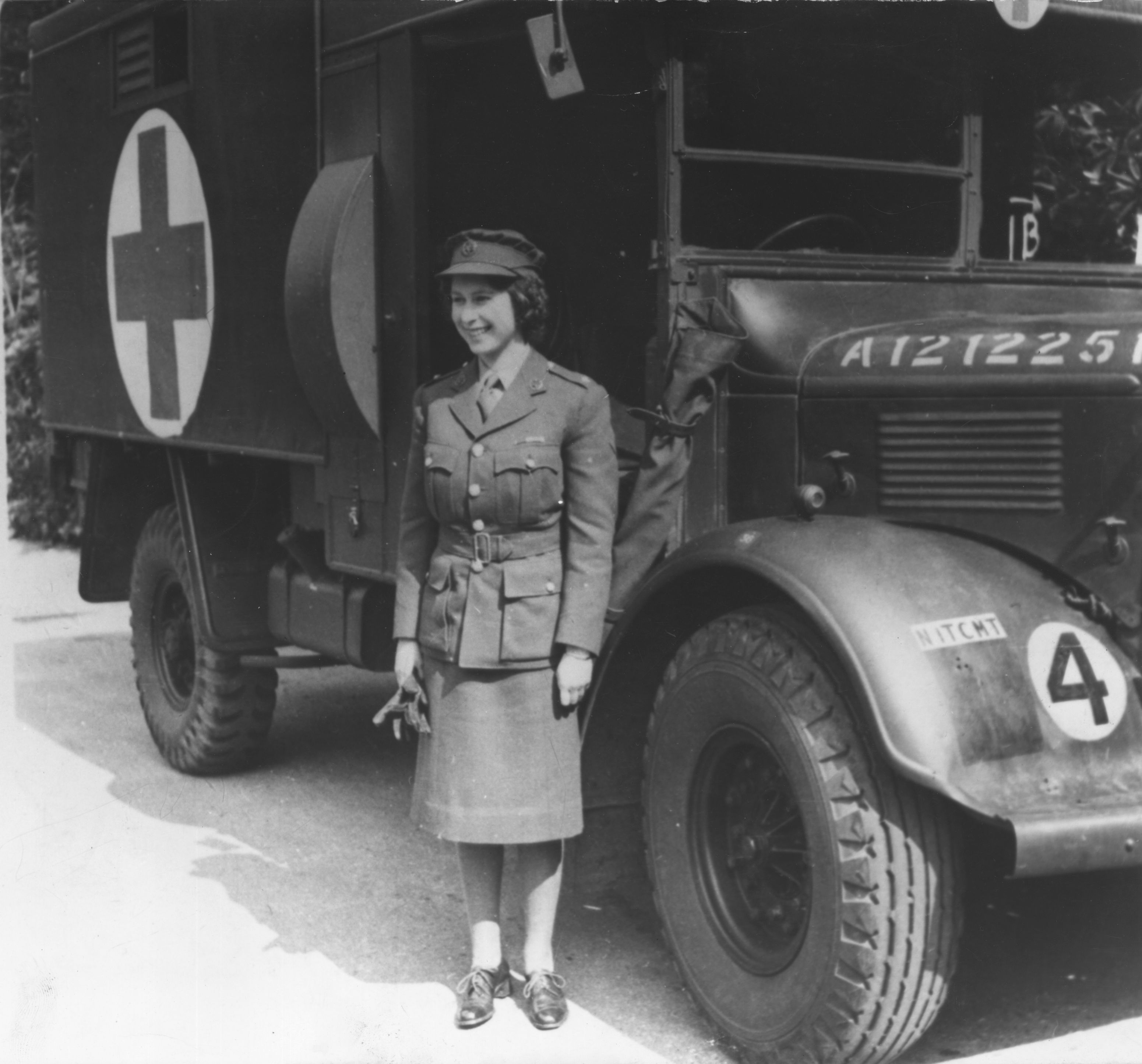 Princesa Elizabeth con uniforme militar durante la Segunda Guerra Mundial en 1945. | Foto: Getty Images