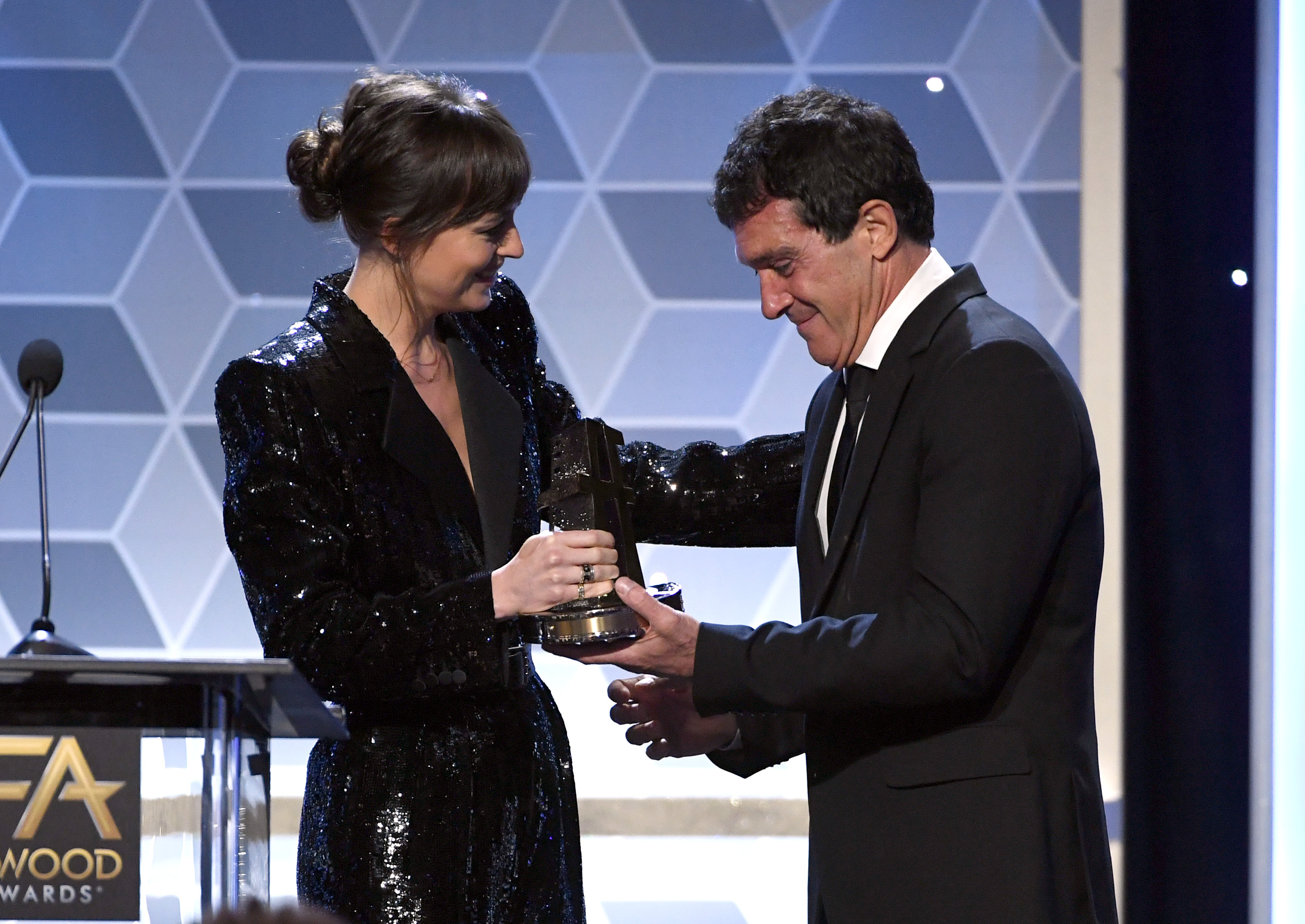 Antonio Banderas acepta el Premio al Actor de Hollywood de manos de Dakota Johnson en el escenario durante la 23 edición de los Hollywood Film Awards el 03 de noviembre de 2019, en Beverly Hills, California. | Fuente: Getty Images