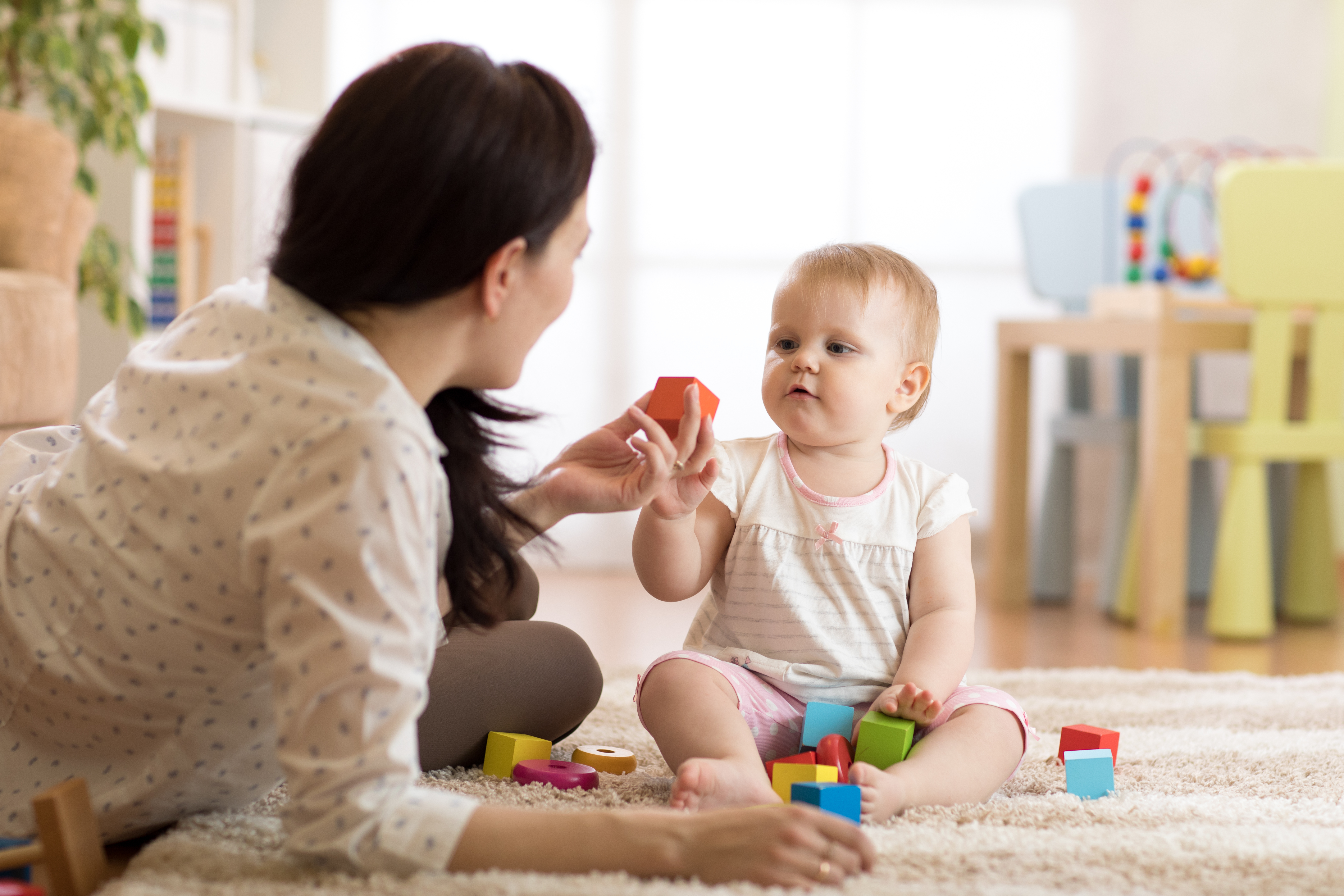 Una mujer jugando con un bebé. | Foto: Shutterstock