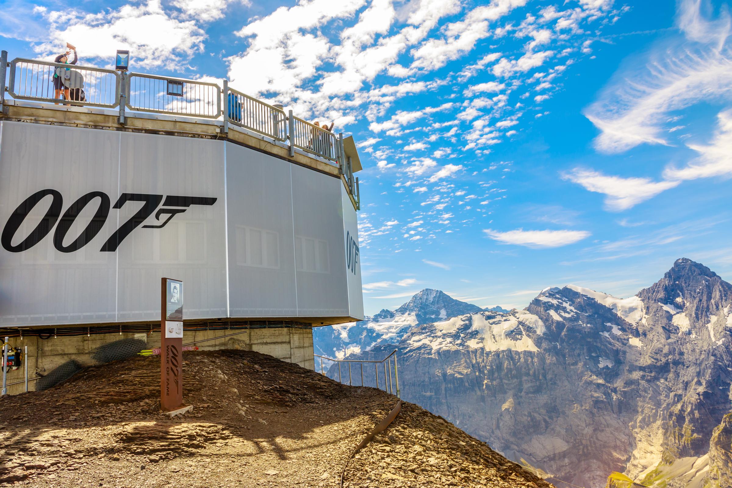 Una plataforma panorámica en Piz Gloria a 2970 metros, la cumbre del Schilthorn famosa por la película 007 de James Bond, el 19 de agosto de 2020. | Fuente: Getty Images