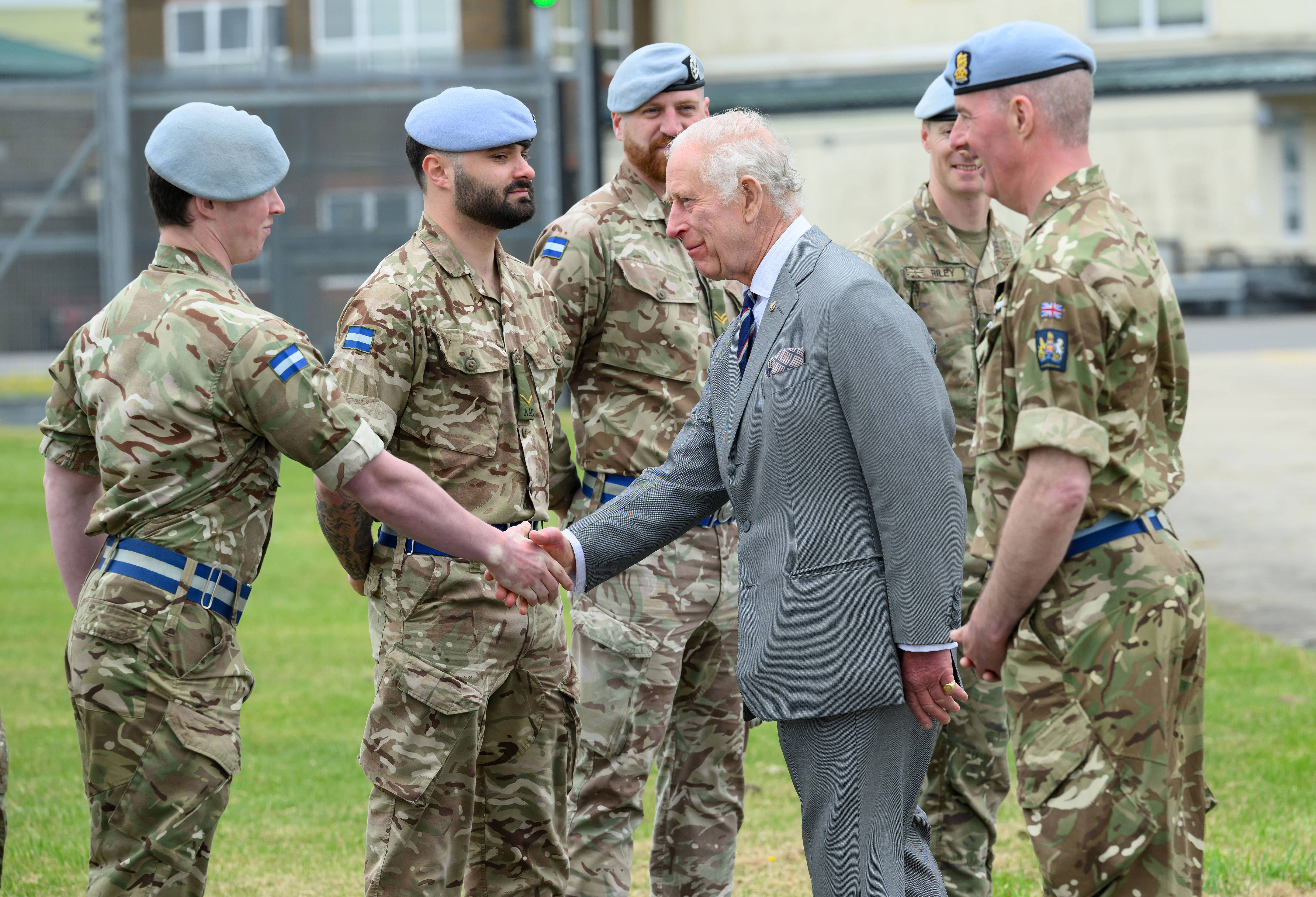 El rey Charles III y el príncipe William en el Centro de Aviación del Ejército en Middle Wallop, Stockbridge, Reino Unido, el 13 de mayo de 2024 | Fuente: Getty Images
