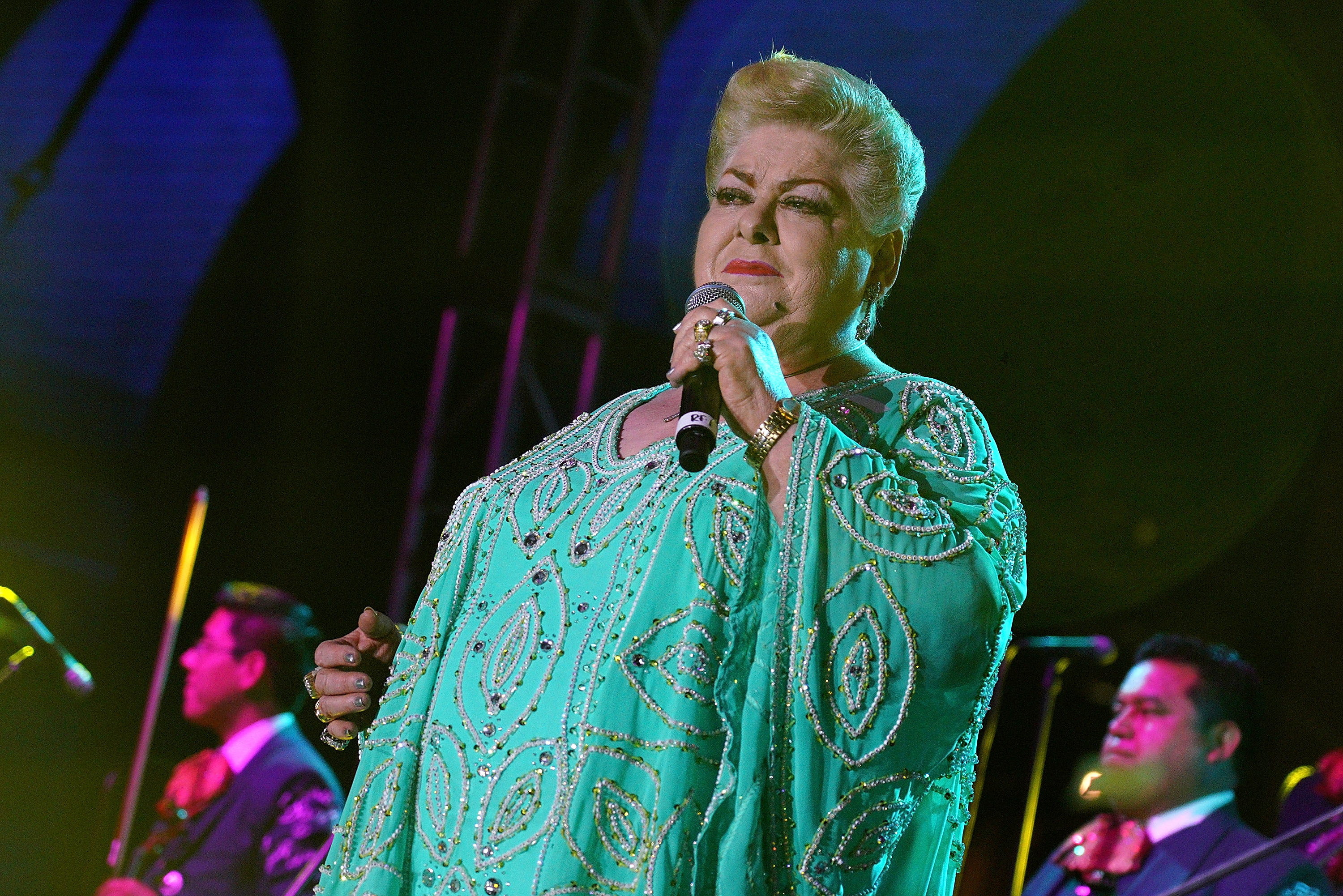 Paquita La Del Barrio actúa en el escenario durante Curacao Foundation presents Latinos United Concert en apoyo a los niños inmigrantes separados de sus familias en Los Ángeles Coliseum el 20 de octubre de 2018 en Los Ángeles, California. | Fuente: Getty Images