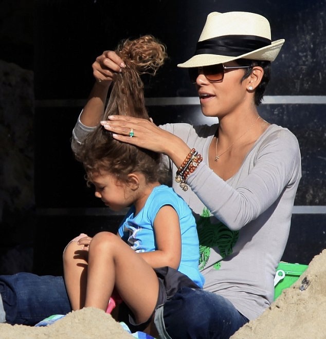 Fotografiaron a Halle Berry arreglándole con cariño el pelo a la pequeña Nahla durante una salida informal, captando así un tierno momento cotidiano entre madre e hija. | Fuente: Getty Images