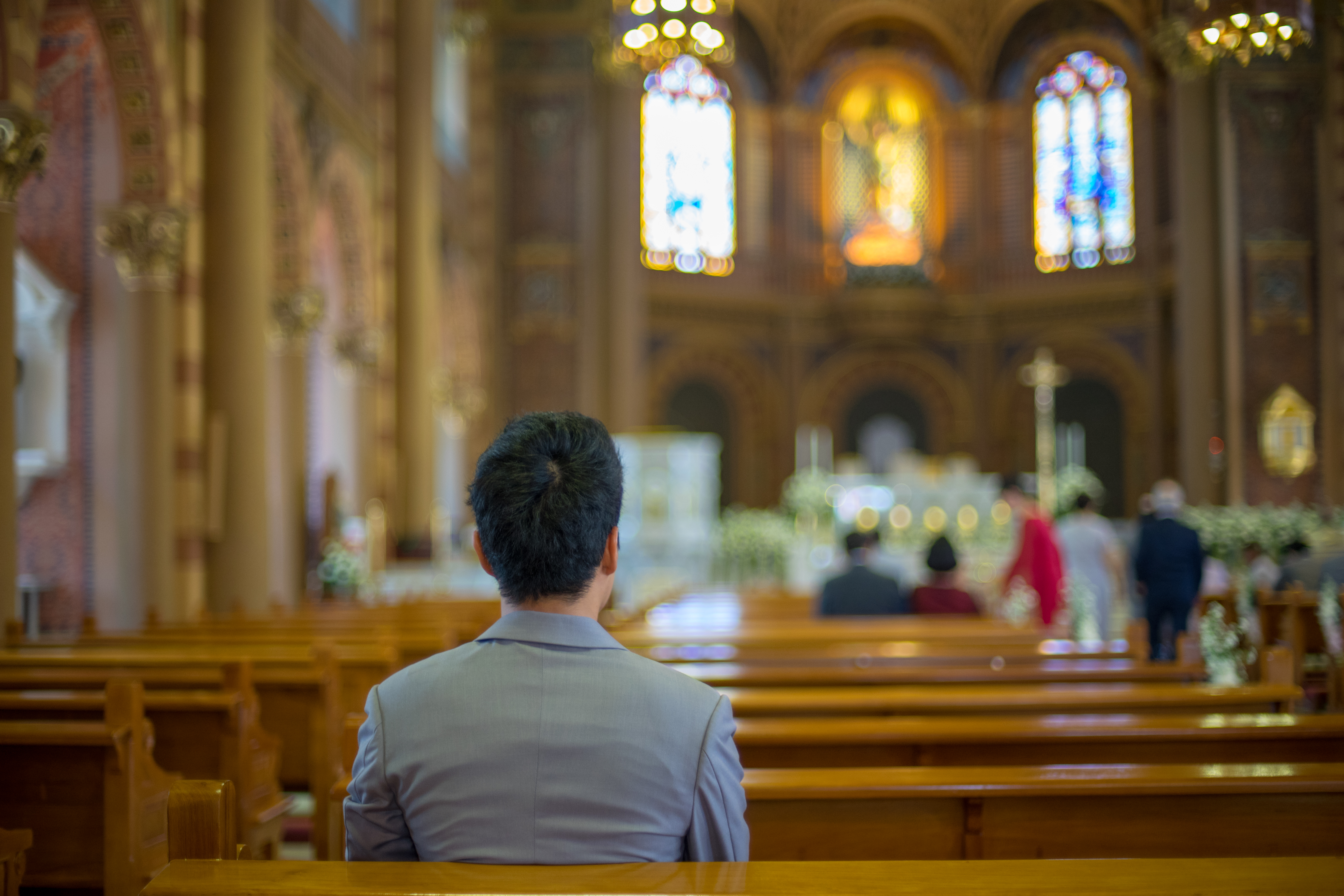 Un joven sentado en la iglesia | Fuente: Shutterstock