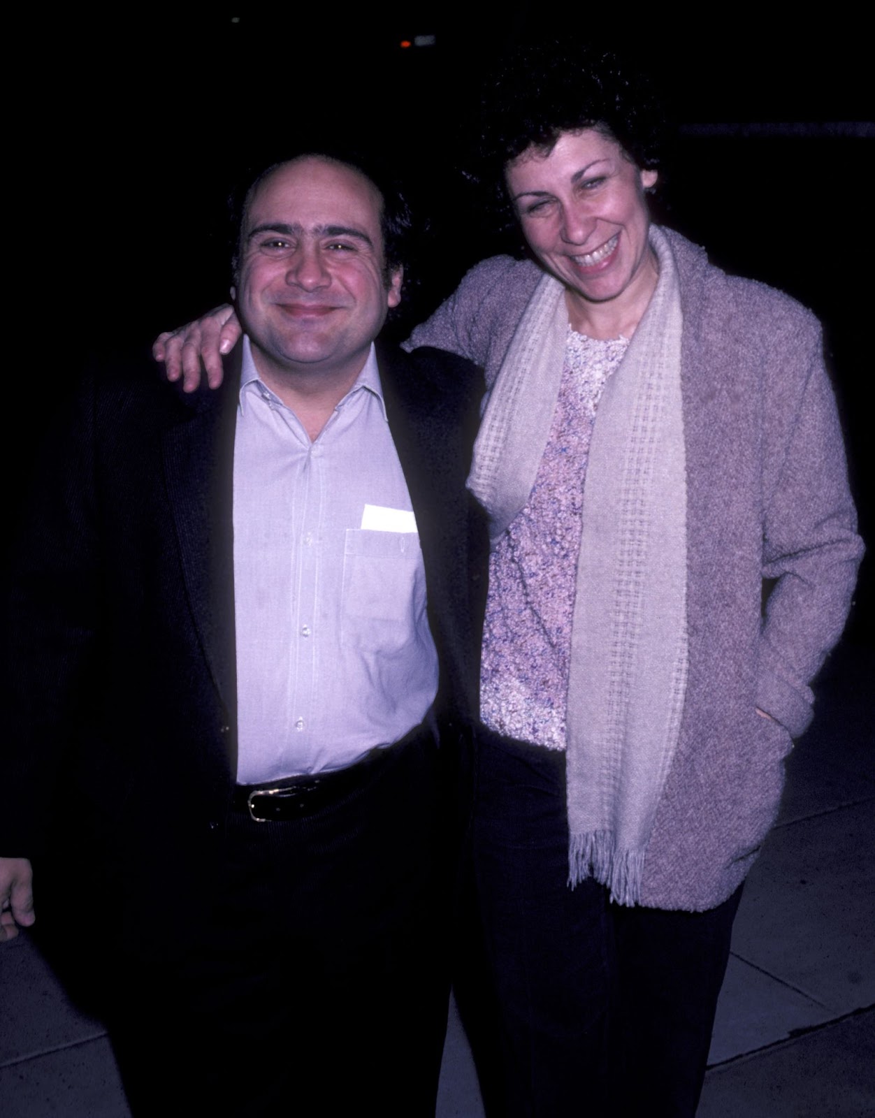 Danny DeVito y Rhea Perlman en el estreno de "Don't Cry, It's Only Thunder" el 14 de enero de 1982, en Beverly Hills, California | Fuente: Getty Images