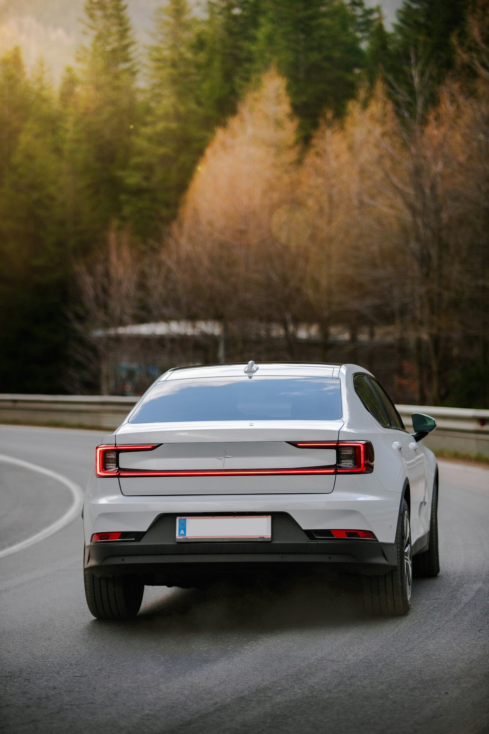 Un automóvil en la carretera | Fuente: Unsplash