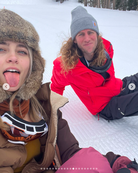 Paris Jackson y Justin Long durante un viaje de esquí. | Fuente: Instagram/parisjackson