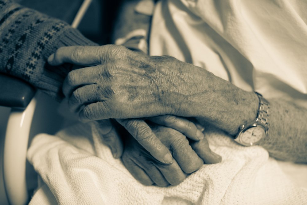 Pareja de ancianos tomada de la mano. │ Foto: Shutterstock
