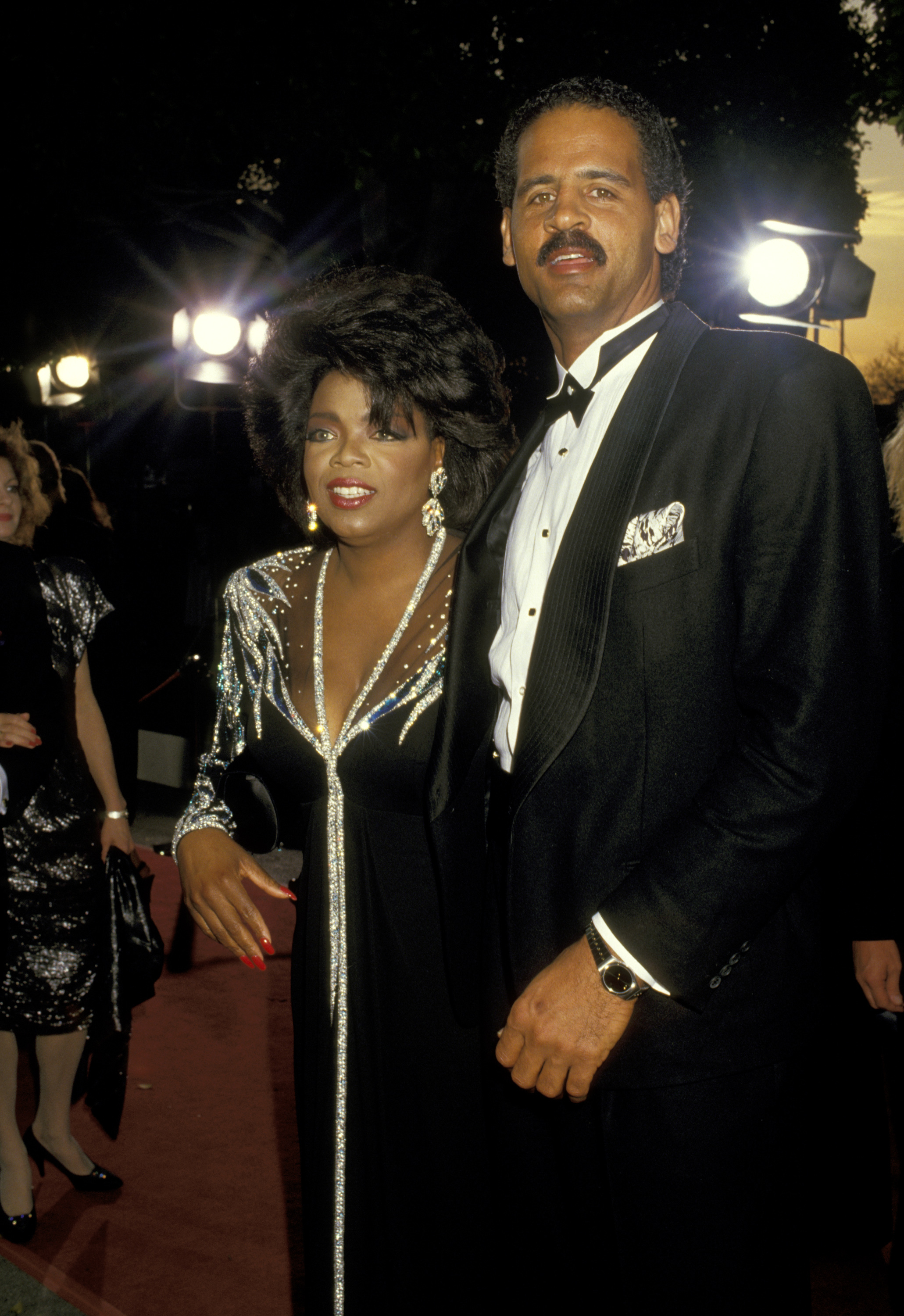 Oprah Winfrey y su pareja Stedman Graham en el Shrine Auditorium el 30 de marzo de 1987 en Los Ángeles, California | Foto: Getty Images