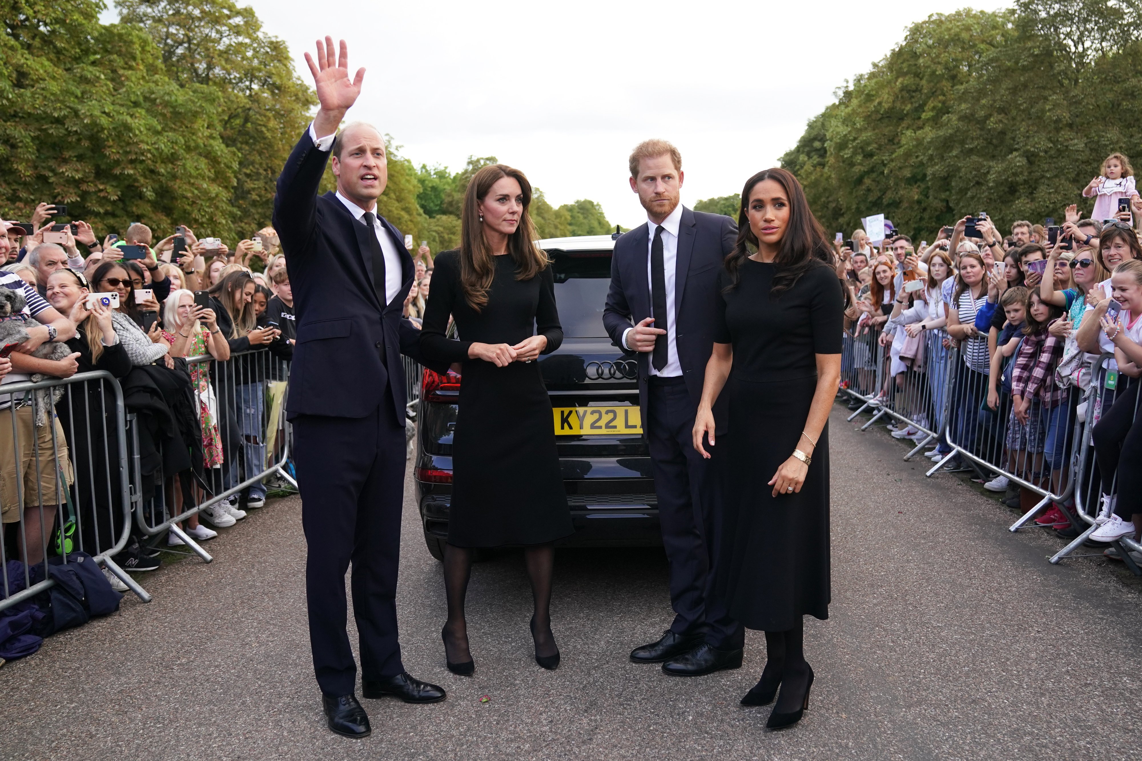 Catherine, princesa de Gales, el príncipe William, príncipe de Gales, el príncipe Harry, duque de Sussex y Meghan, duquesa de Sussex, se reunieron con el público en Long Walk en el castillo de Windsor, el 10 de septiembre de 2022, en Windsor, Inglaterra. | Foto: Getty Images