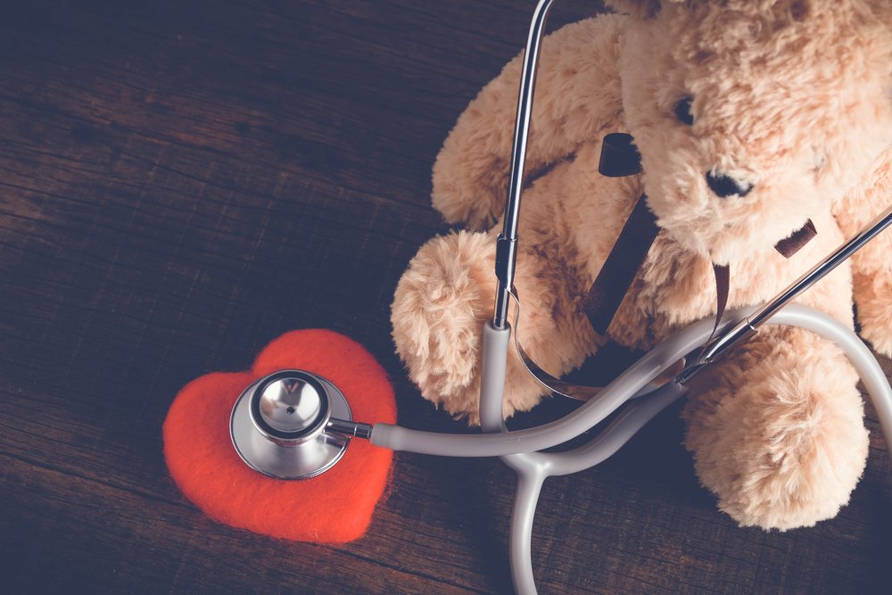 Oso de peluche con instrumento médico. | Foto: Shutterstock